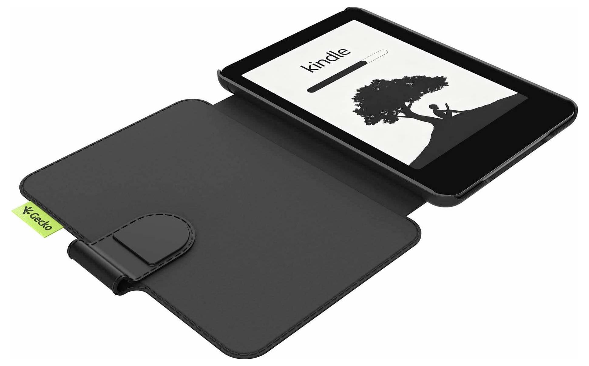 Schwarzer Kindle e-Reader in einer faltbaren Schutzhülle, geöffnet dargestellt, mit dem Bildschirm, auf dem das Kindle-Logo und eine Baumsilhouette angezeigt werden.