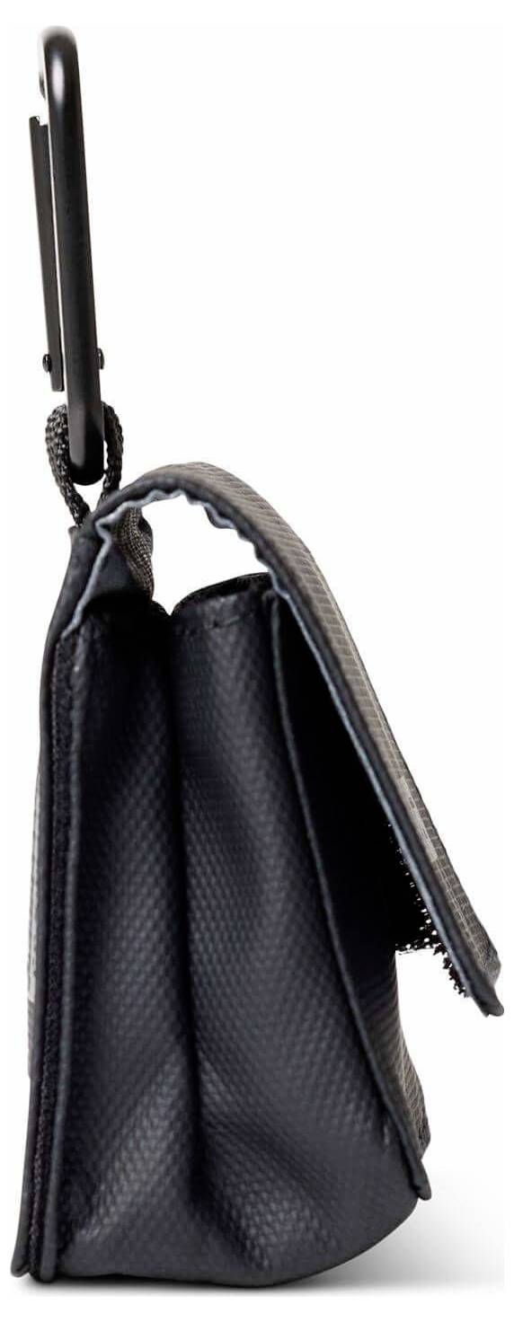 Schwarzer faltbarer Stoffbeutel oder kleine Tasche, die an einem Karabinerhaken hängt, geschlossen vor weißem Hintergrund dargestellt.