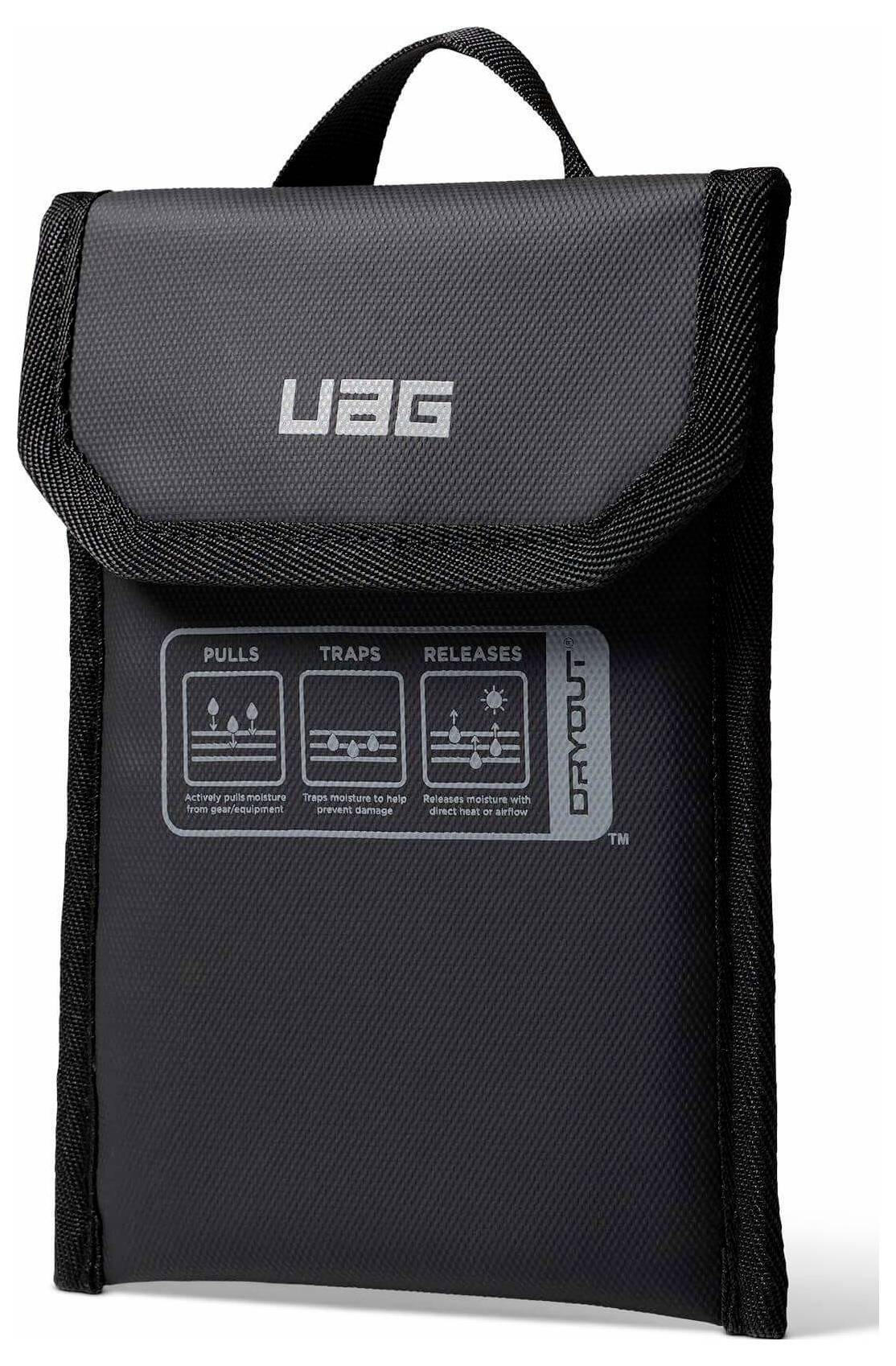 Schwarze UAG-Weichtasche mit Tragegriff oben und Klappenriegel, zeigt vorderes Logo und Bedienungsanleitung.