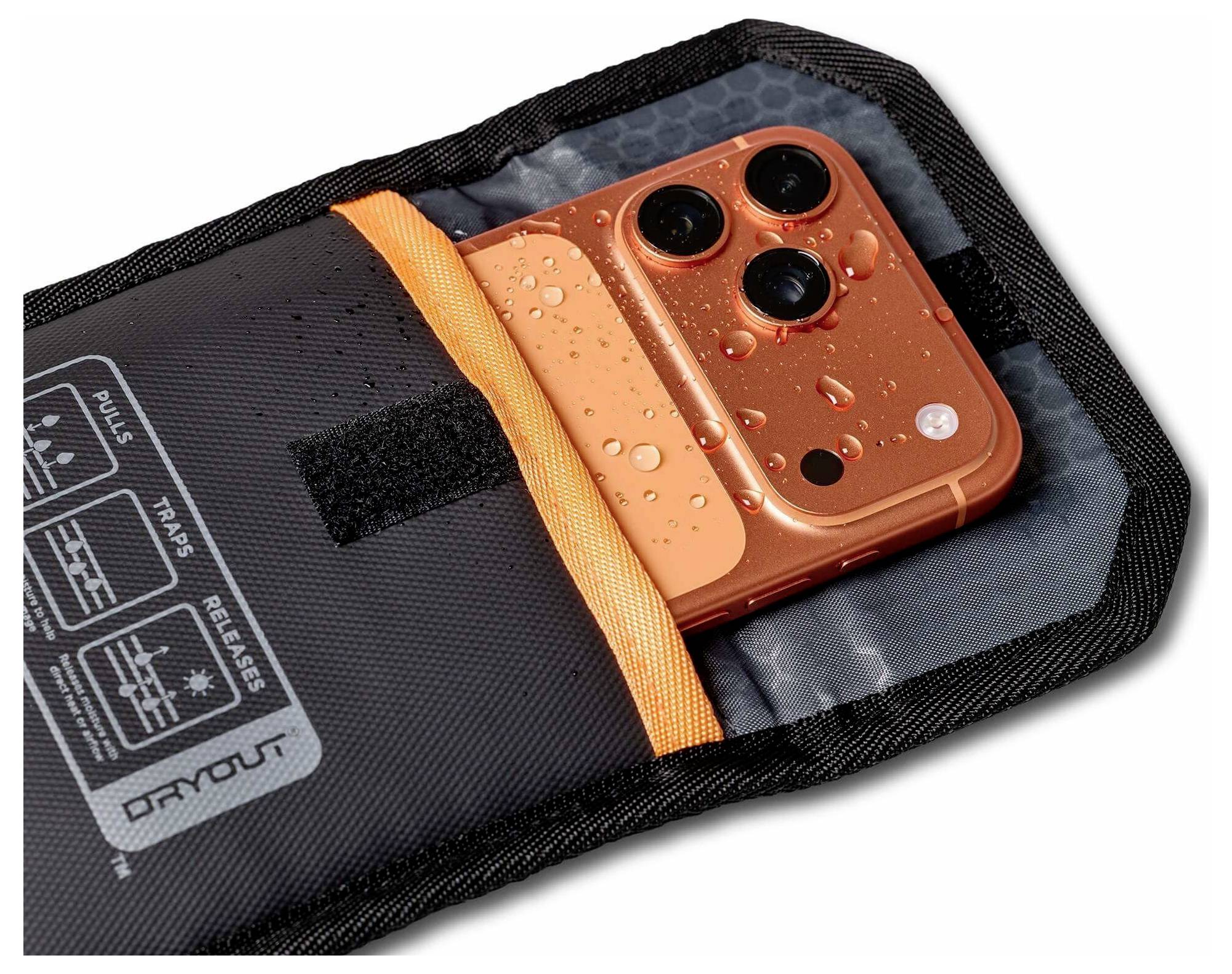 Oranges Smartphone in einer schwarzen wasserdichten Tasche mit orangefarbenem Riemen, bedeckt mit Wassertropfen.