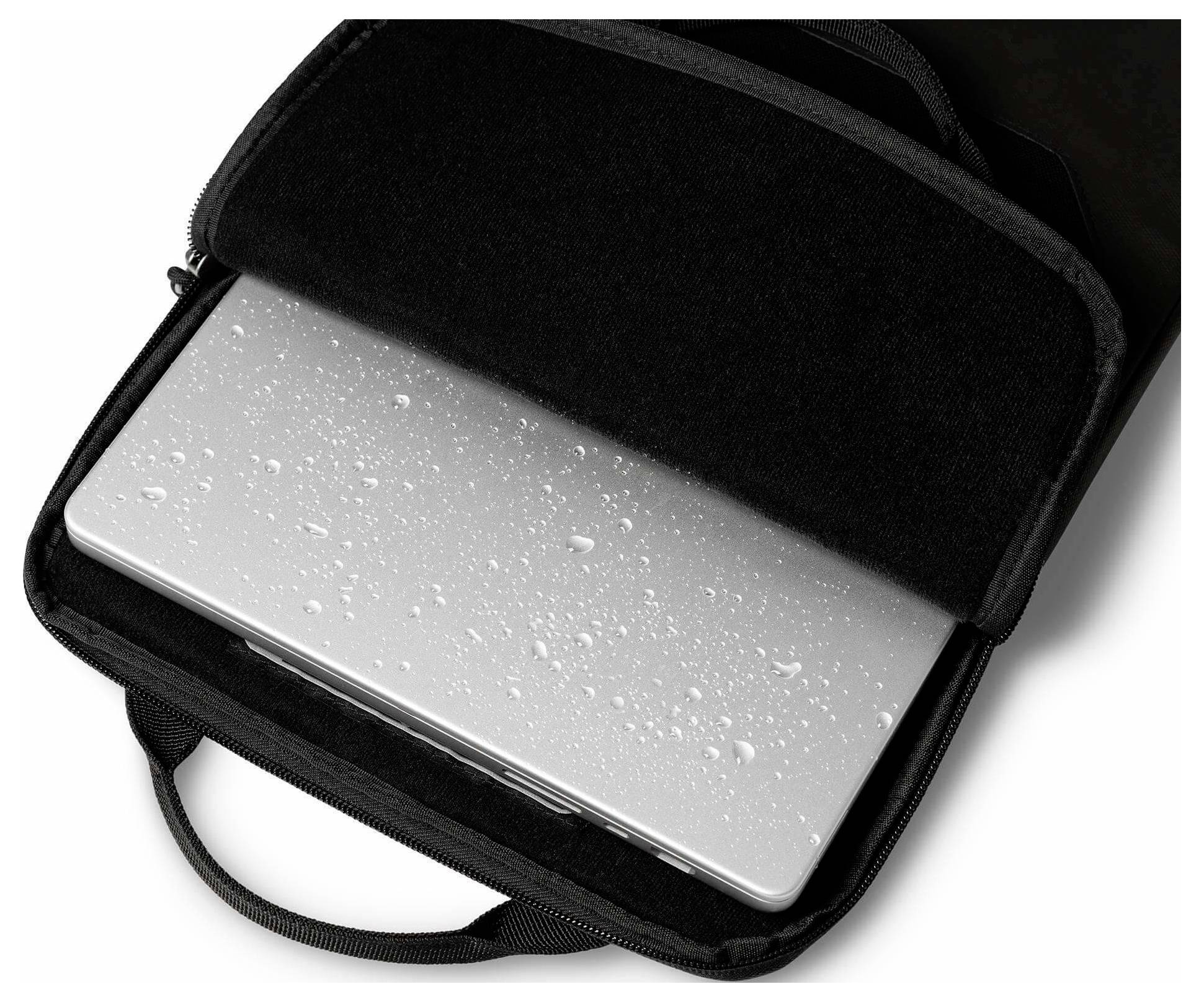Silberner Laptop teilweise in einer offenen schwarzen Schutztasche, gezeigt mit Wassertropfen auf dem Deckel.