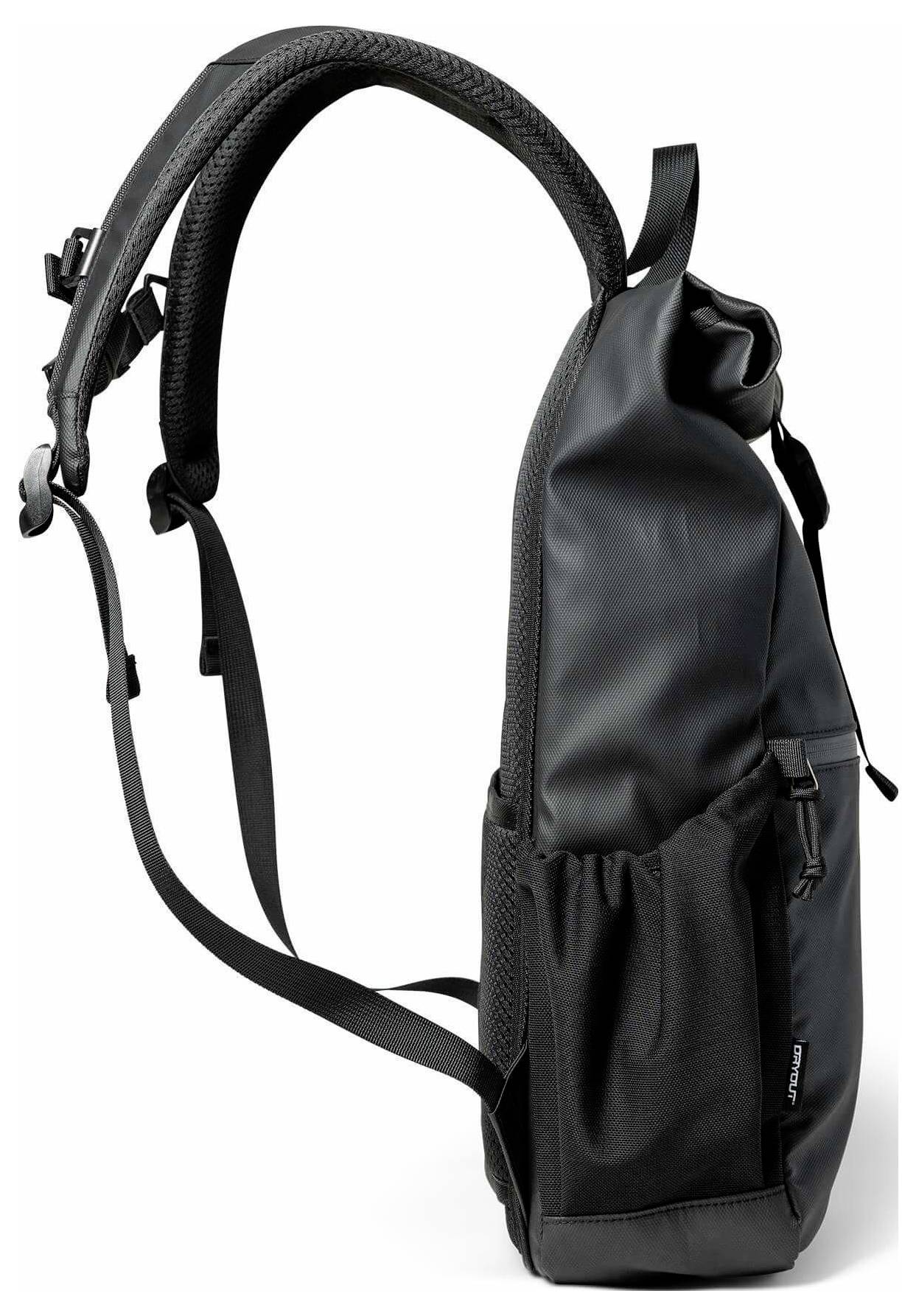 Schwarzer Sling-Rucksack mit einem breiten Riemen, Seitentasche und Netzrücken, auf weißem Hintergrund dargestellt.