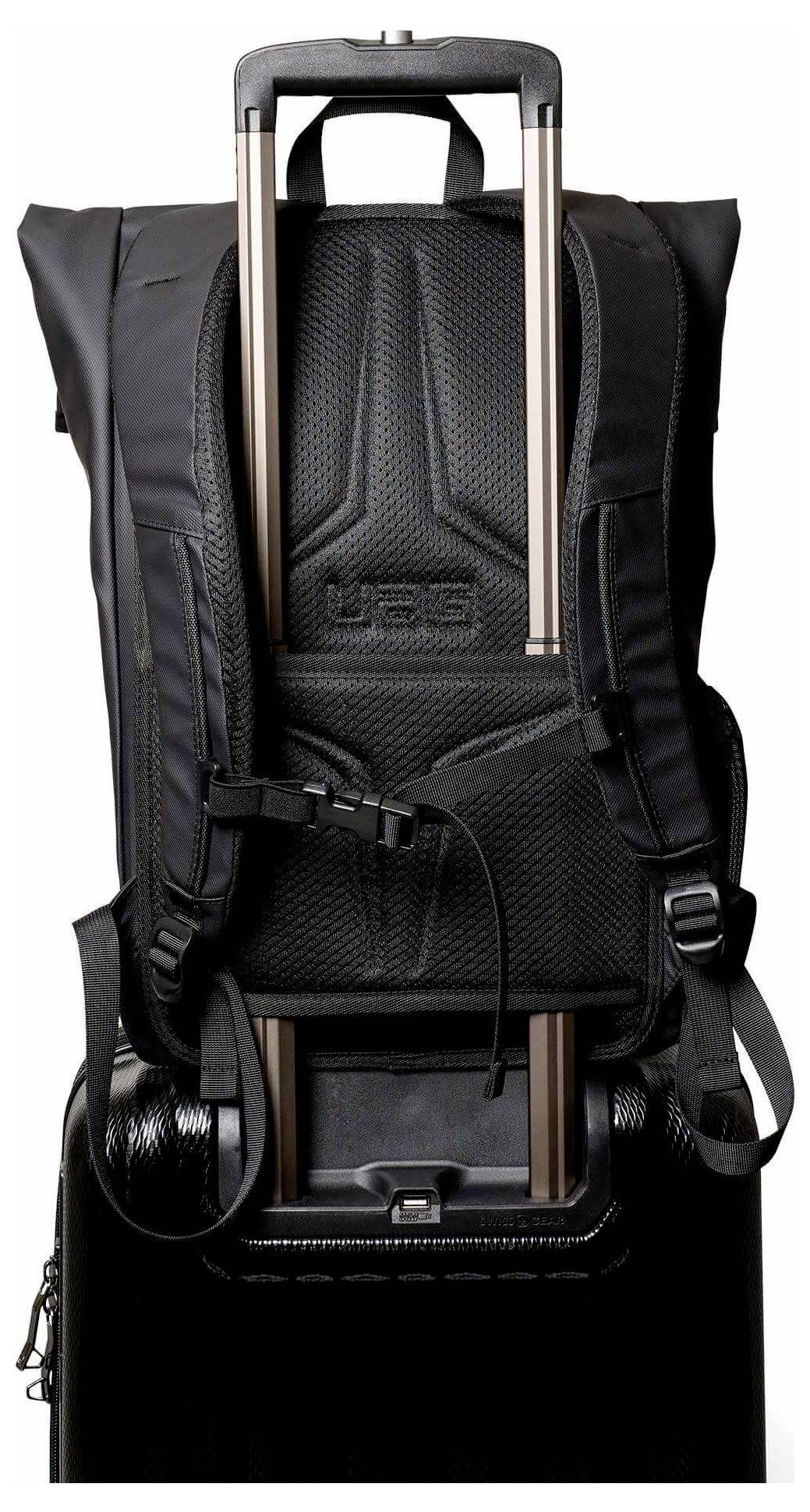 Schwarzer Rucksack mit Rollen, ausfahrbarem Griff, gepolstertem Rücken, Schultergurten und seitlichen Kompressionsgurten, von hinten gezeigt.