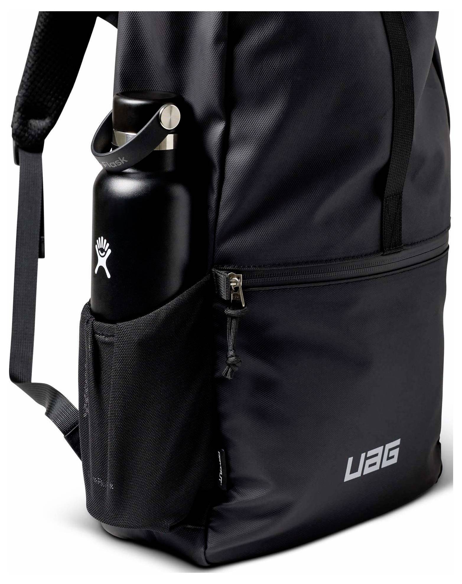 Schwarzer UAG-Rucksack mit seitlicher Wasserflaschentasche, die eine schwarze Flasche hält, auf weißem Hintergrund dargestellt.