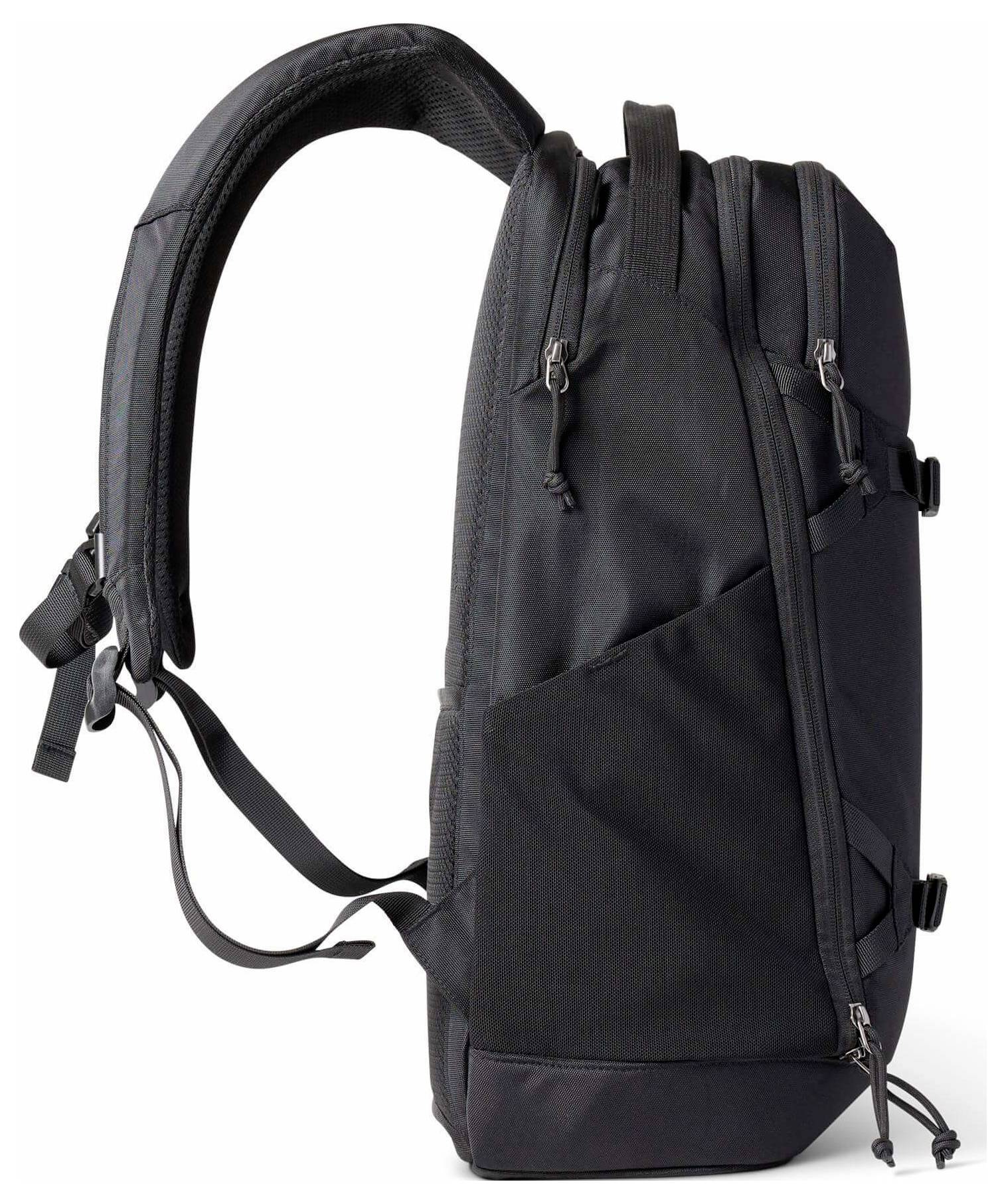 Schwarzer Rucksack mit gepolsterten Schultergurten, mehreren Reißverschlussfächern und Seitentaschen, dargestellt auf weißem Hintergrund.