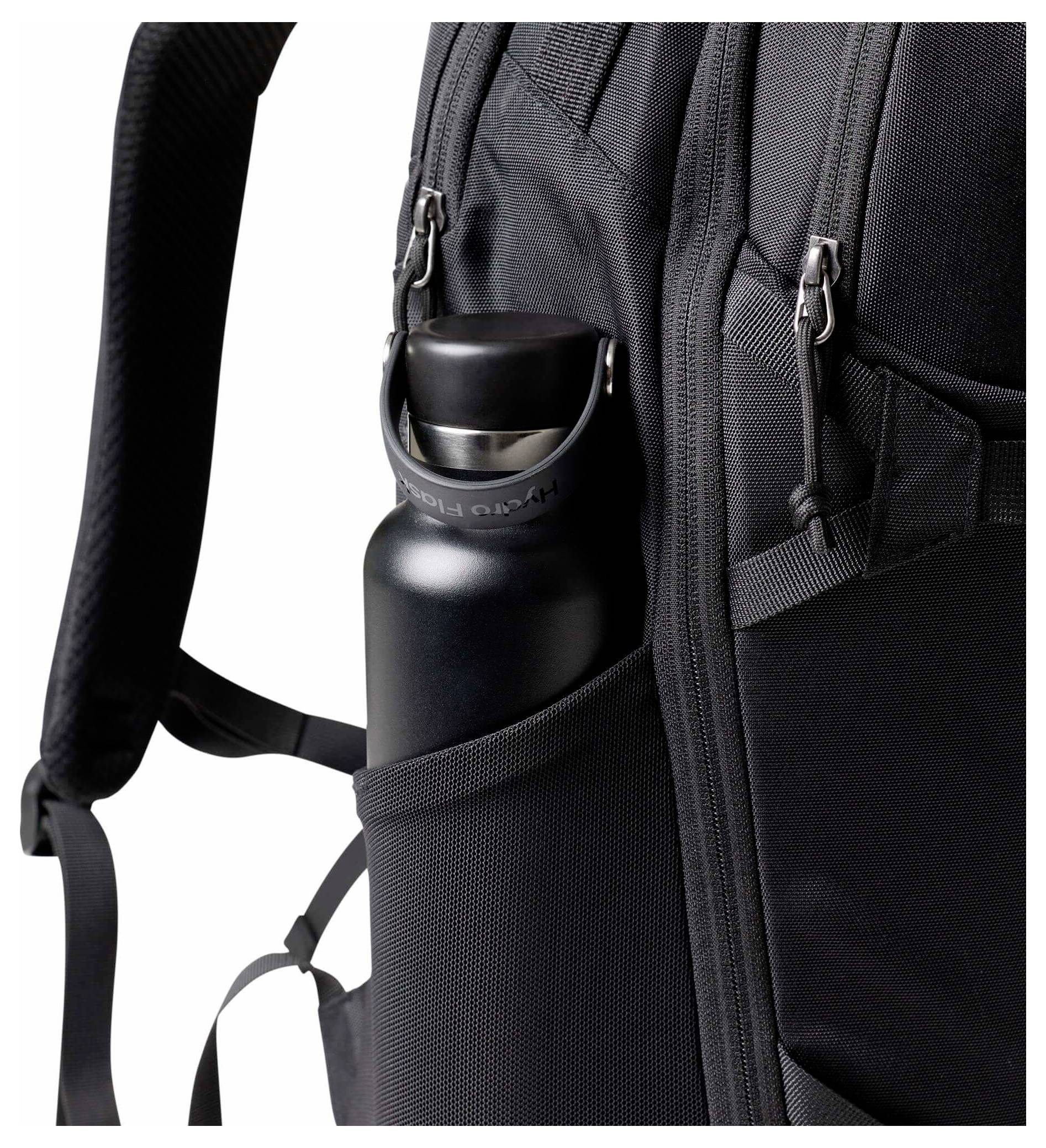 Schwarzer Rucksack mit einer Seitentasche, in der eine Metallwasserflasche steckt, mit Stauraum zum Transportieren von Getränken.