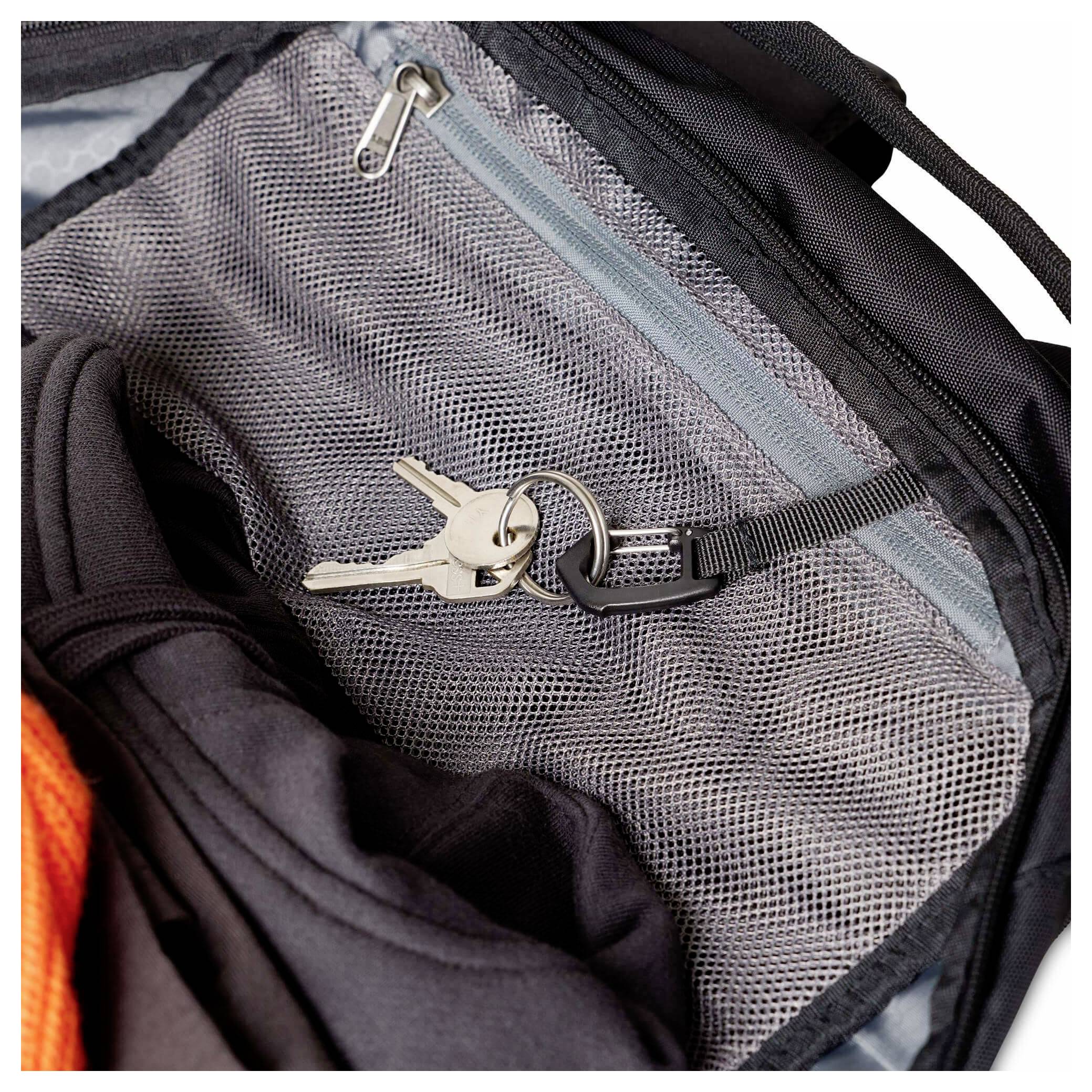 Schlüssel, die an einem Reißverschluss einer Netzstofftasche eines schwarzen Rucksacks innen in einer Tasche befestigt sind