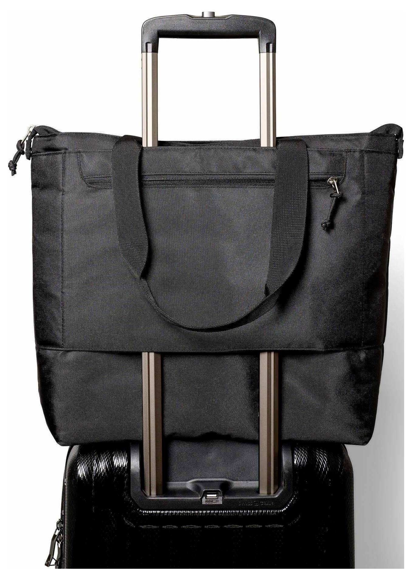 Schwarze Nylon-Reisetasche mit Rollen, die an einem verlängerten Koffergriff befestigt ist, Vorderansicht auf weißem Hintergrund.