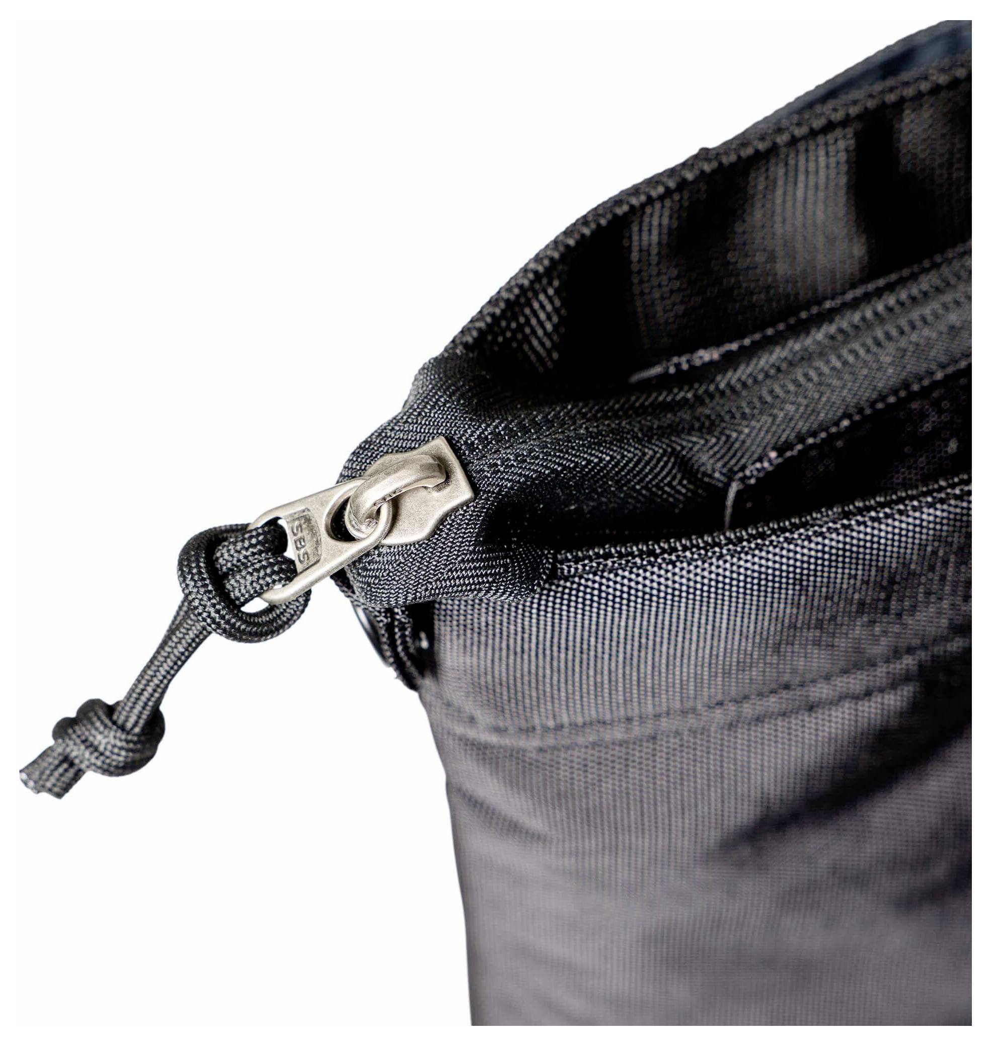 Nahaufnahme einer schwarzen Stofftasche mit einem Reißverschlussschieber und einer Kordelzug an einem weißen Hintergrund.