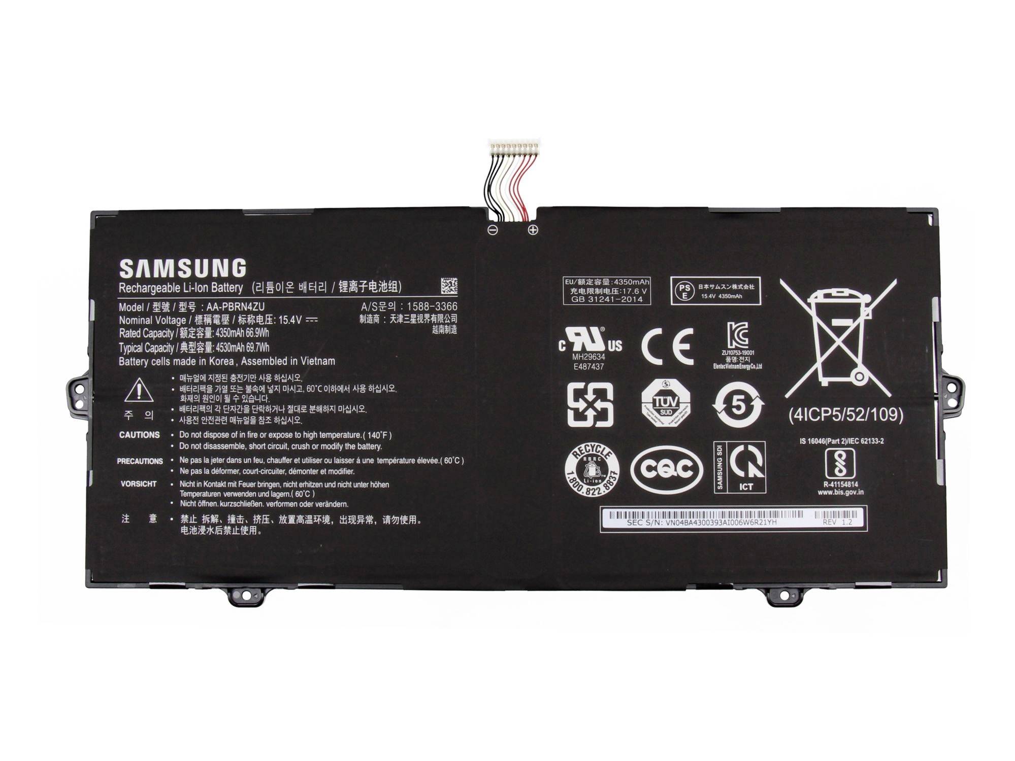 Schwarzes wiederaufladbares Samsung Lithium-Ionen-Akkupack mit Anschlusslaschen und Sicherheitszertifizierungsetiketten.