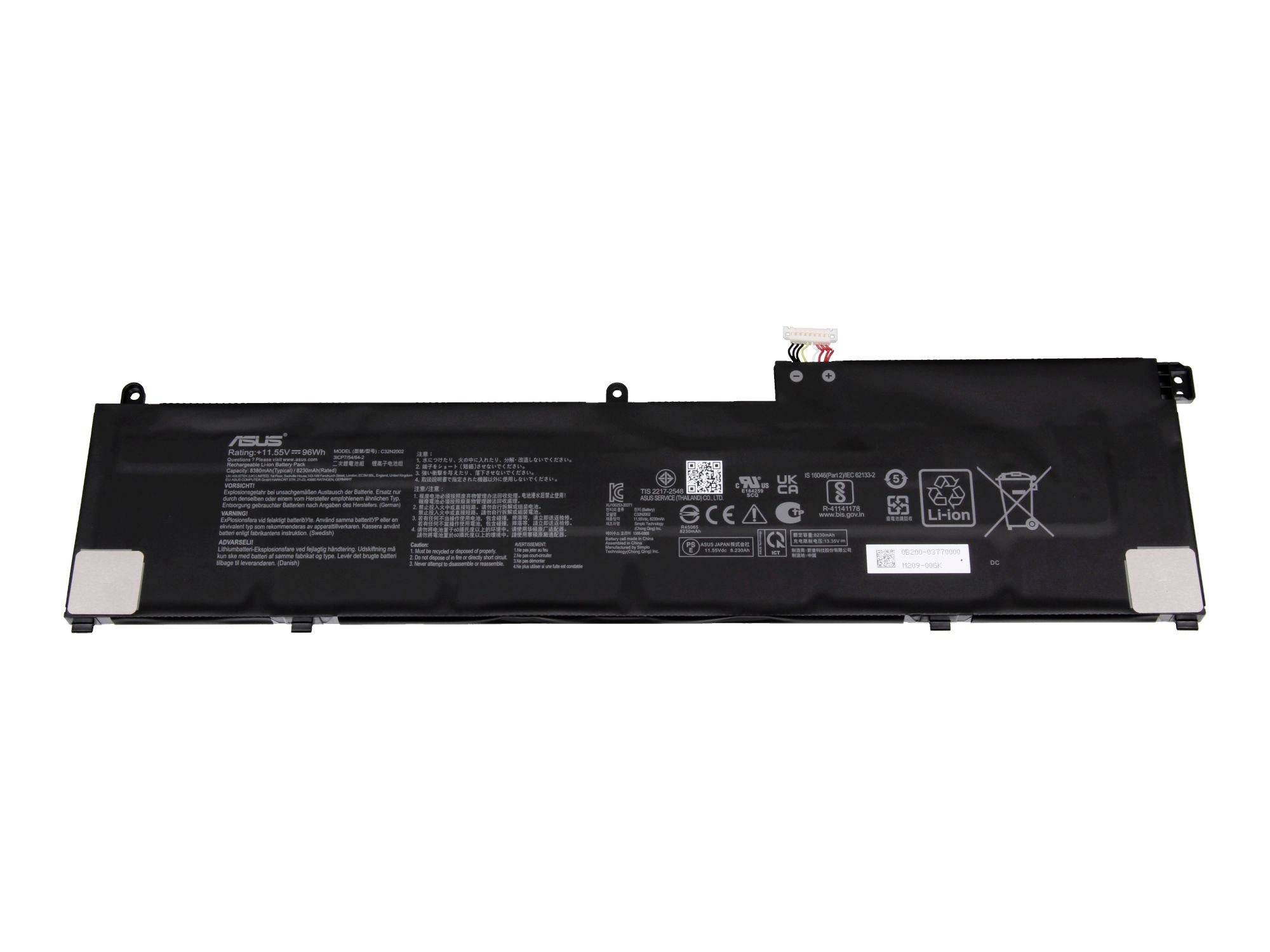 ASUS-Laptop-Akku auf weißem Hintergrund gezeigt, mit Stecker und aufgedruckten Sicherheitskennzeichnungen sichtbar.