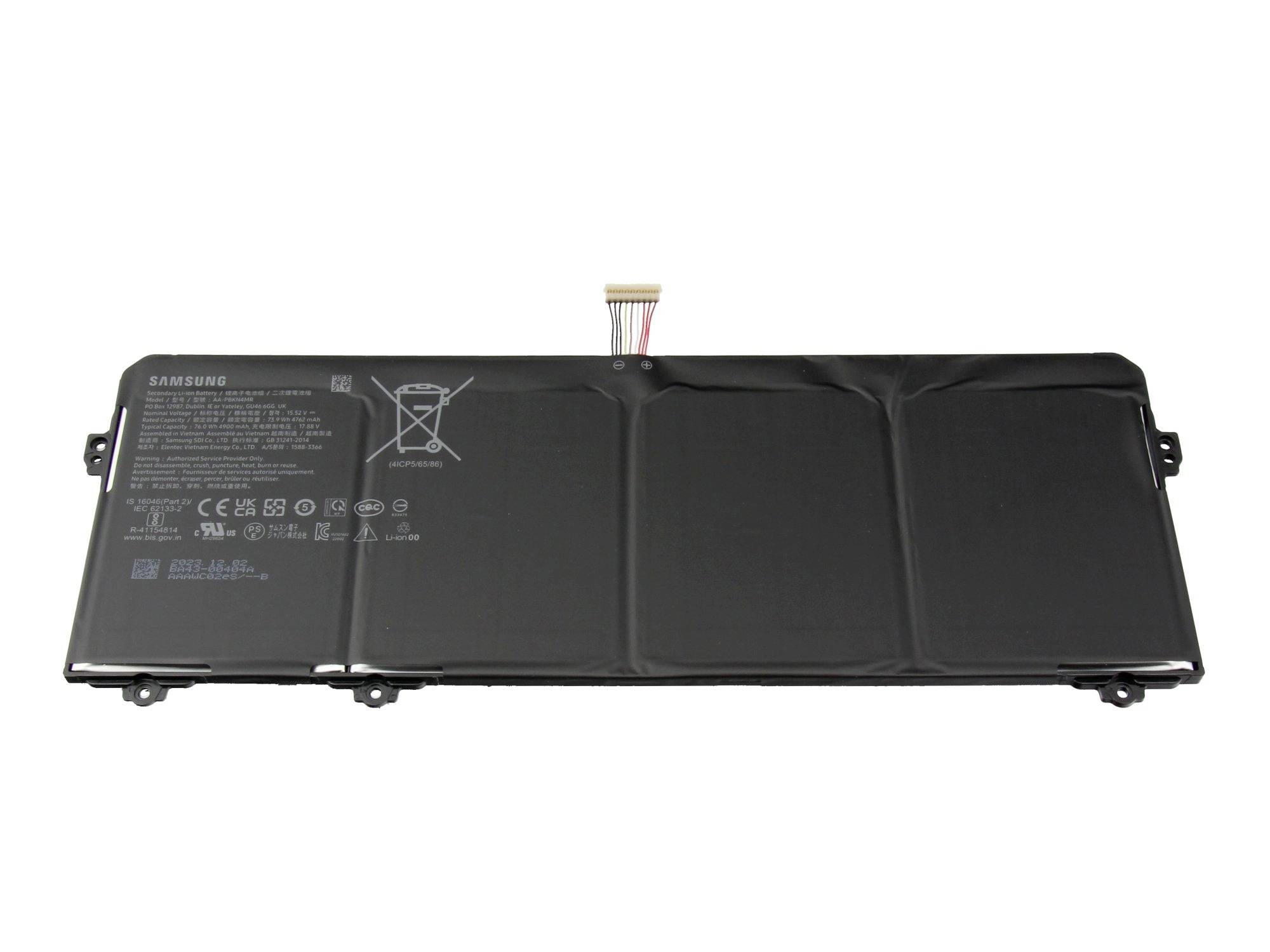 Schwarze Samsung-Laptop-Batterie mit mittlerem Anschluss und gedruckten Sicherheitsetiketten auf weißem Hintergrund.