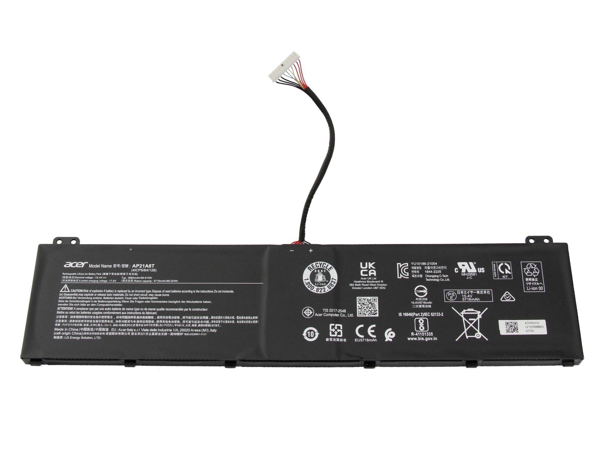 Schwarze Laptop-Akku-Batterie mit angeschlossenem Stromverbindungskabel auf weißem Hintergrund.