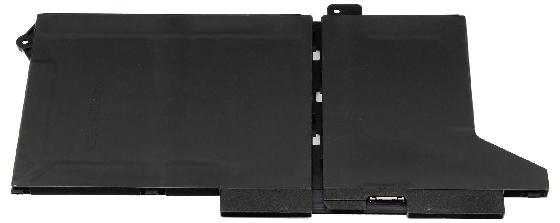 Schwarze rechteckige elektronische Batteriebox oder Geräteverkleidung mit abgestufter rechter Kante und zentralem Steckverbindungsschlitz, isoliert auf weißem Hintergrund dargestellt.