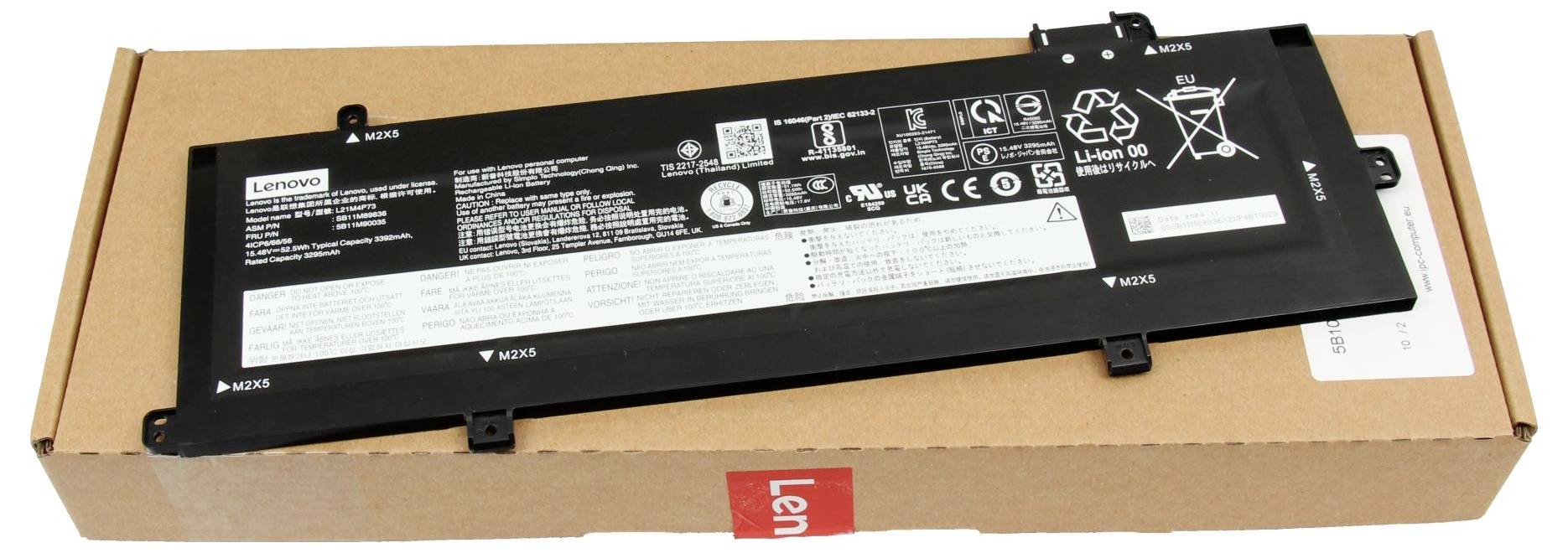 Ein Lenovo-Laptop-Akku ruht in einer Karton-Versandbox und zeigt das Rückenetikett und Verbindungskontakte.