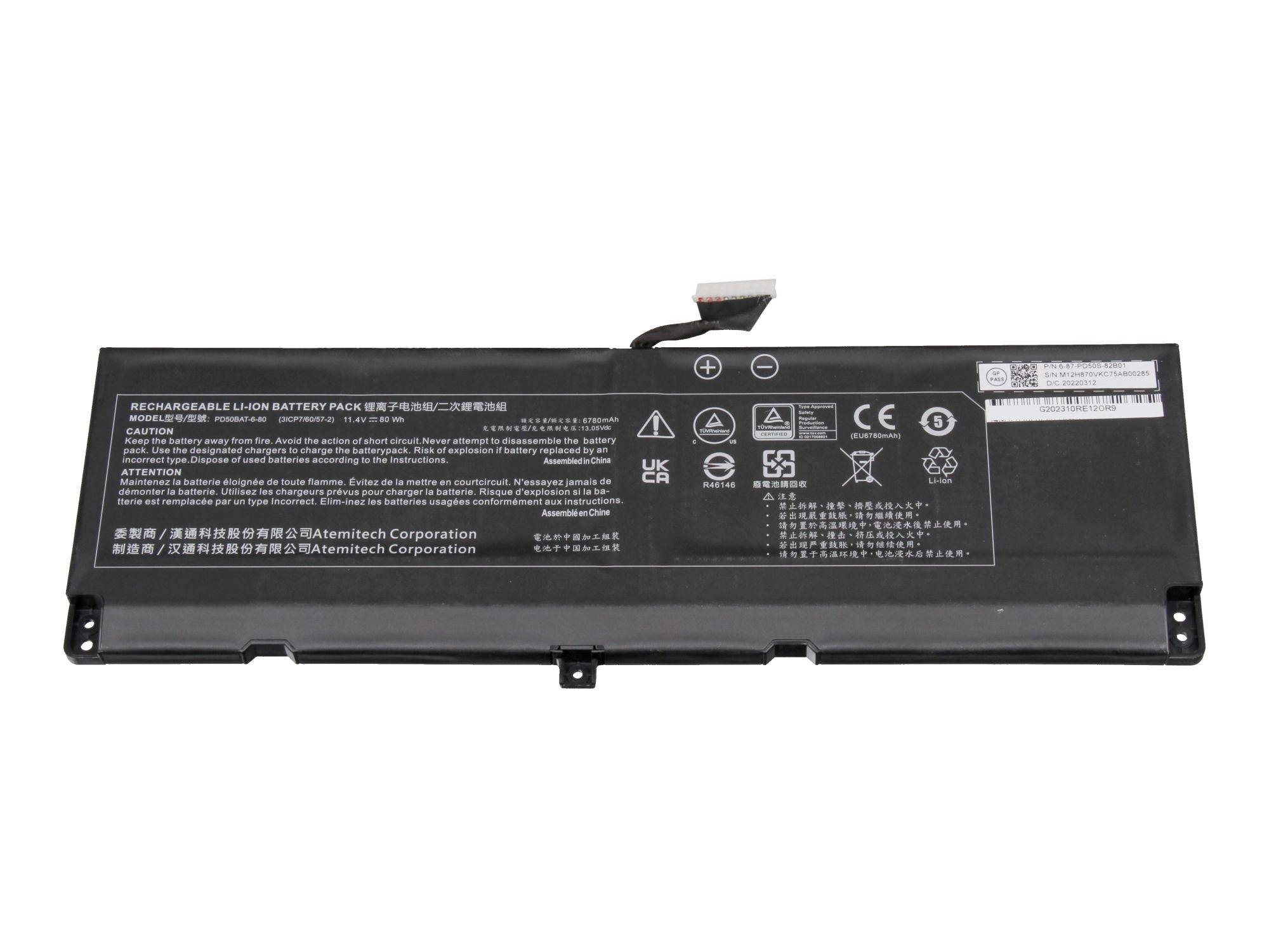 Schwarzes wiederaufladbares Lithium-Ionen-Akkupack mit Etiketten und Stecker, isoliert auf weißem Hintergrund dargestellt.
