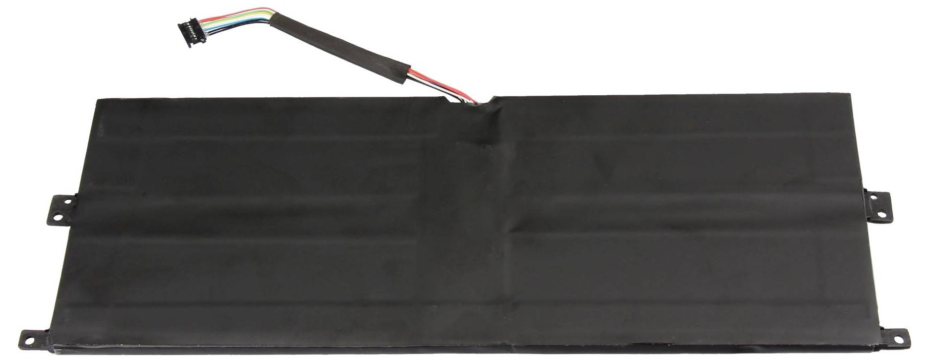 Flache schwarze rechteckige Batteriebox mit Befestigungslaschen und einem Kabelstecker oben links.