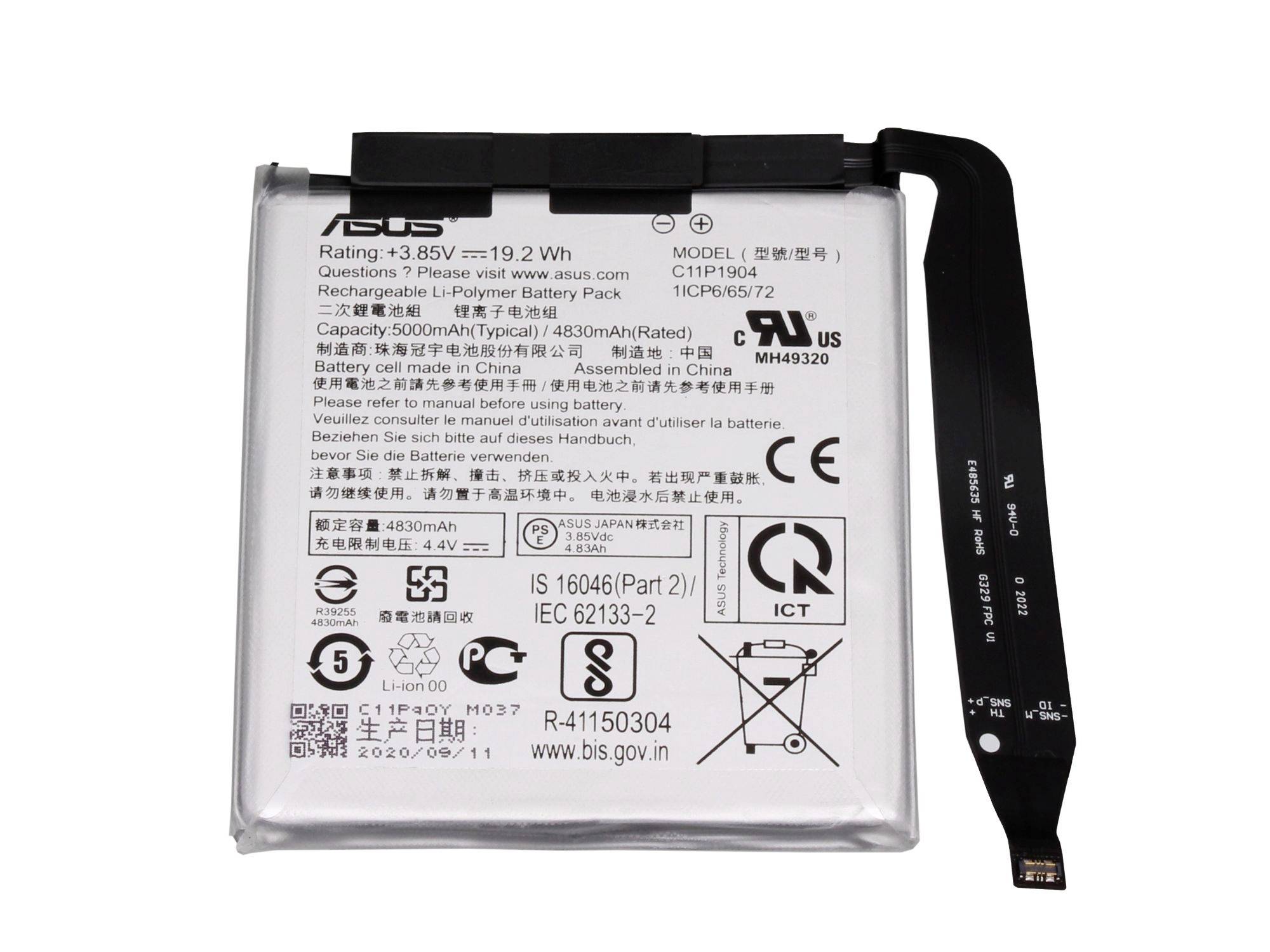 ASUS wiederaufladbarer Lithium-Polymer-Akku mit angeschlossenem Kabel, zeigt Produktkennzeichnungen und Zertifizierungsmarkierungen.