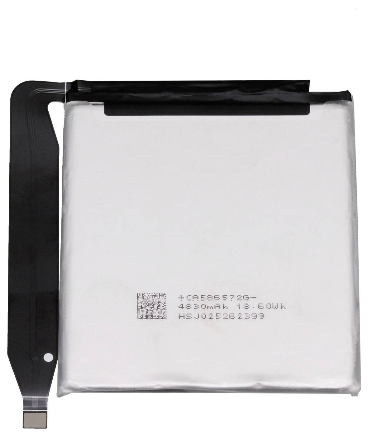 Rechteckige Lithium-Ionen-Batterie-Pouch mit schwarzem Steckertab und gedrucktem Code auf weißem Hintergrund.