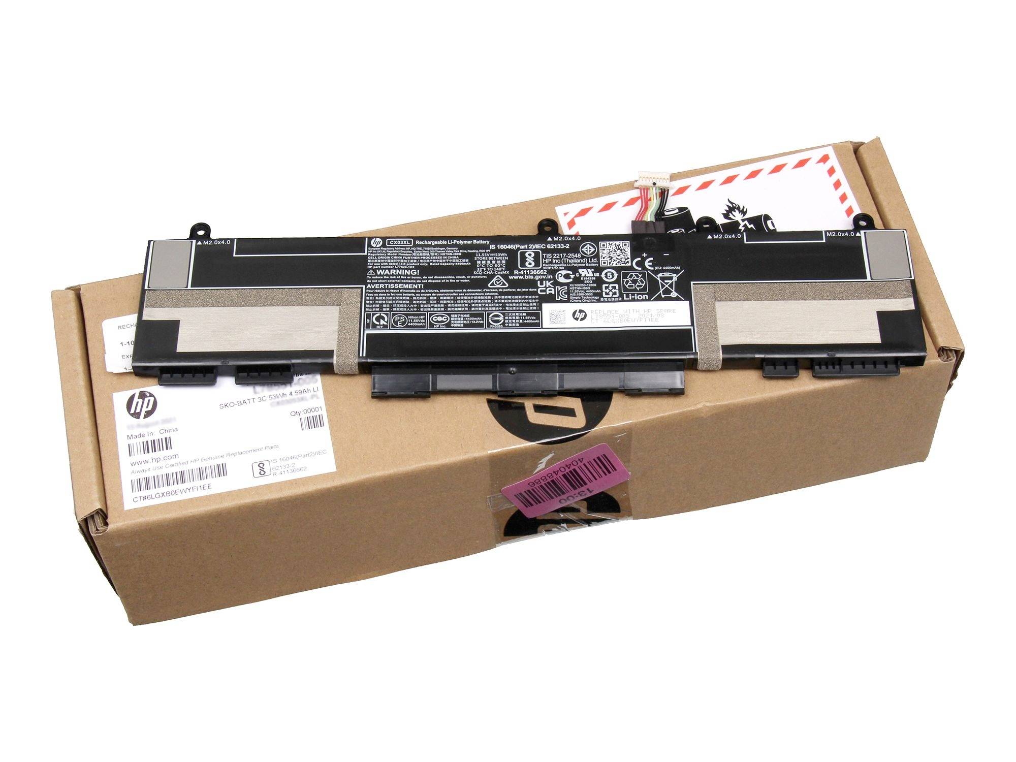 Ein HP-Druckerbatteriepaket in einem Kartonversandkarton auf weißem Hintergrund.
