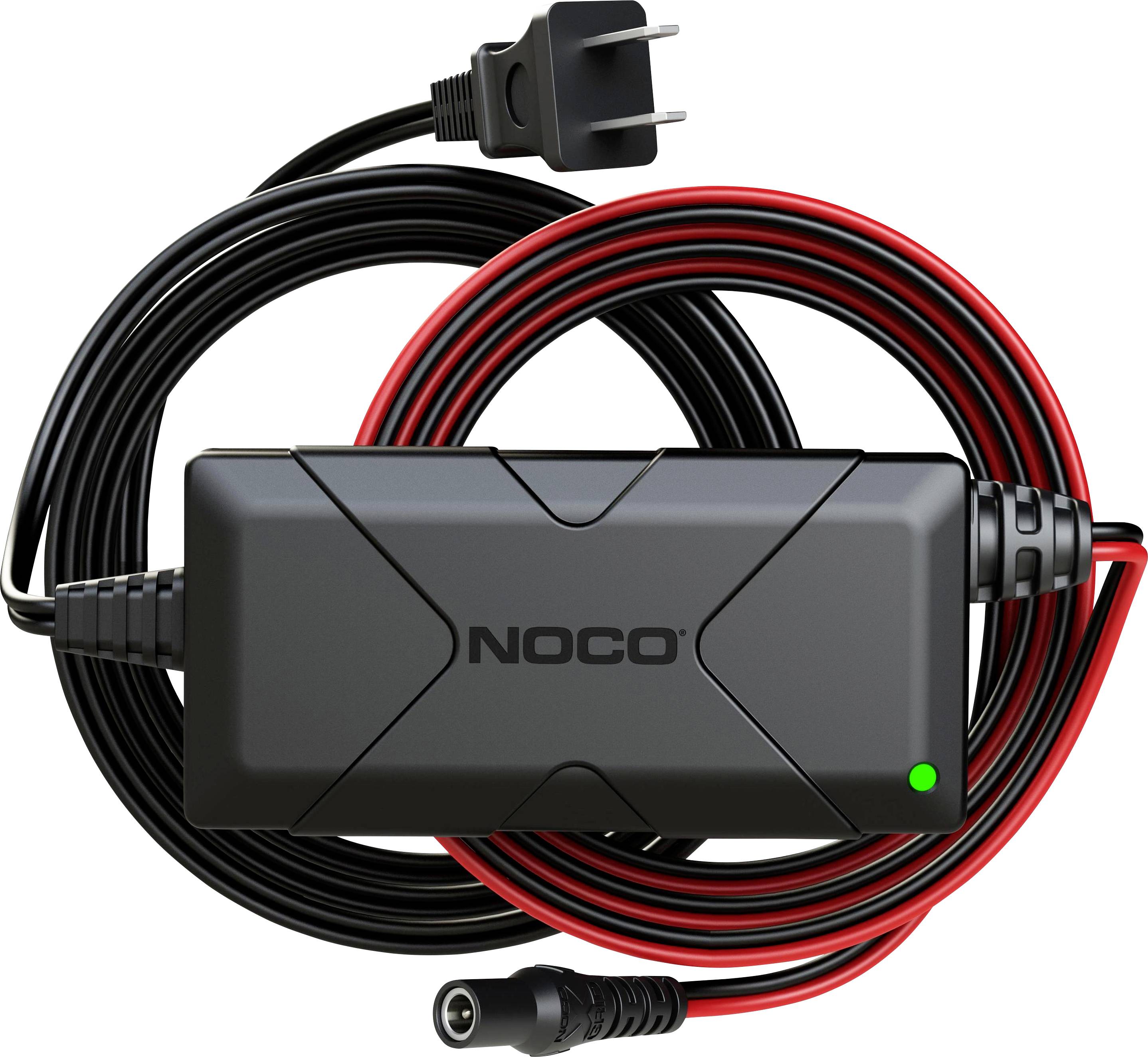 NOCO Batterieladegerät mit schwarzem und rotem Kabel, Stromstecker und grüner Statusleuchte auf weißem Hintergrund.