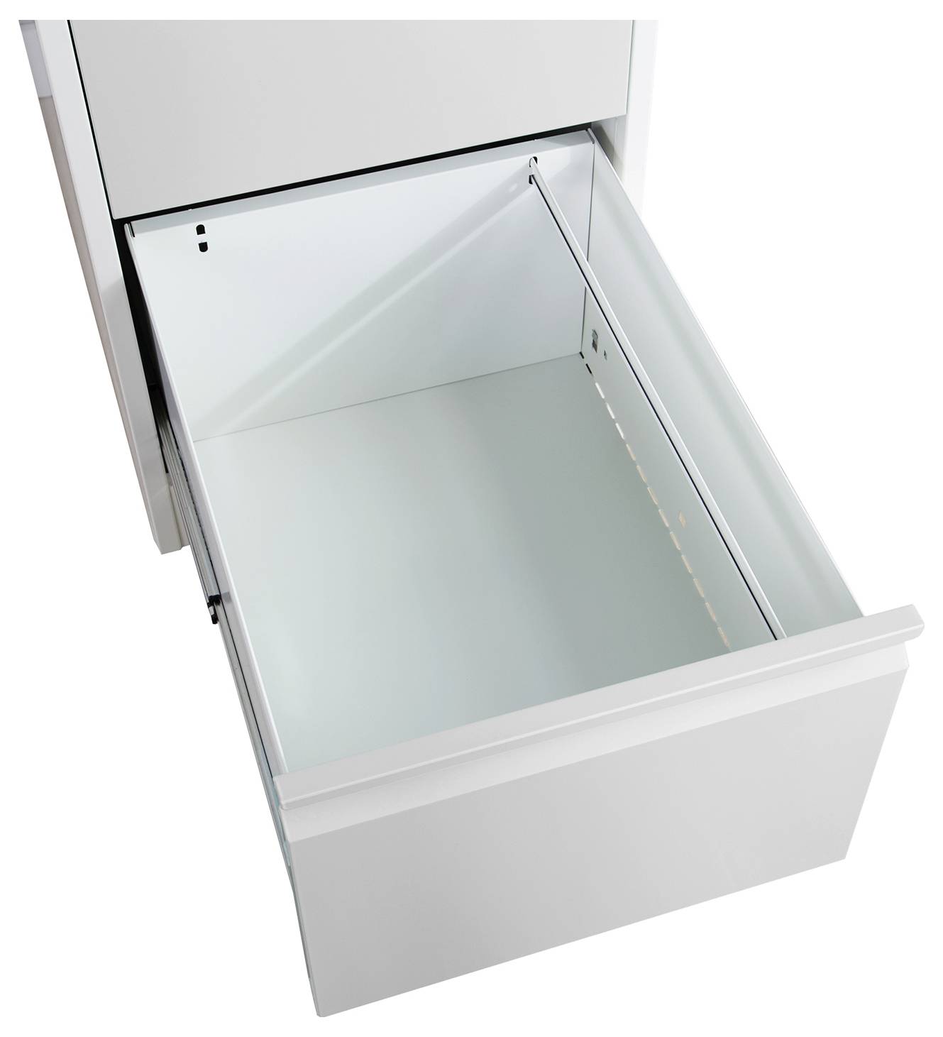 Offene leere Metallschublade eines Aktenschranks, die aus einem weißen Schrank herausgezogen ist