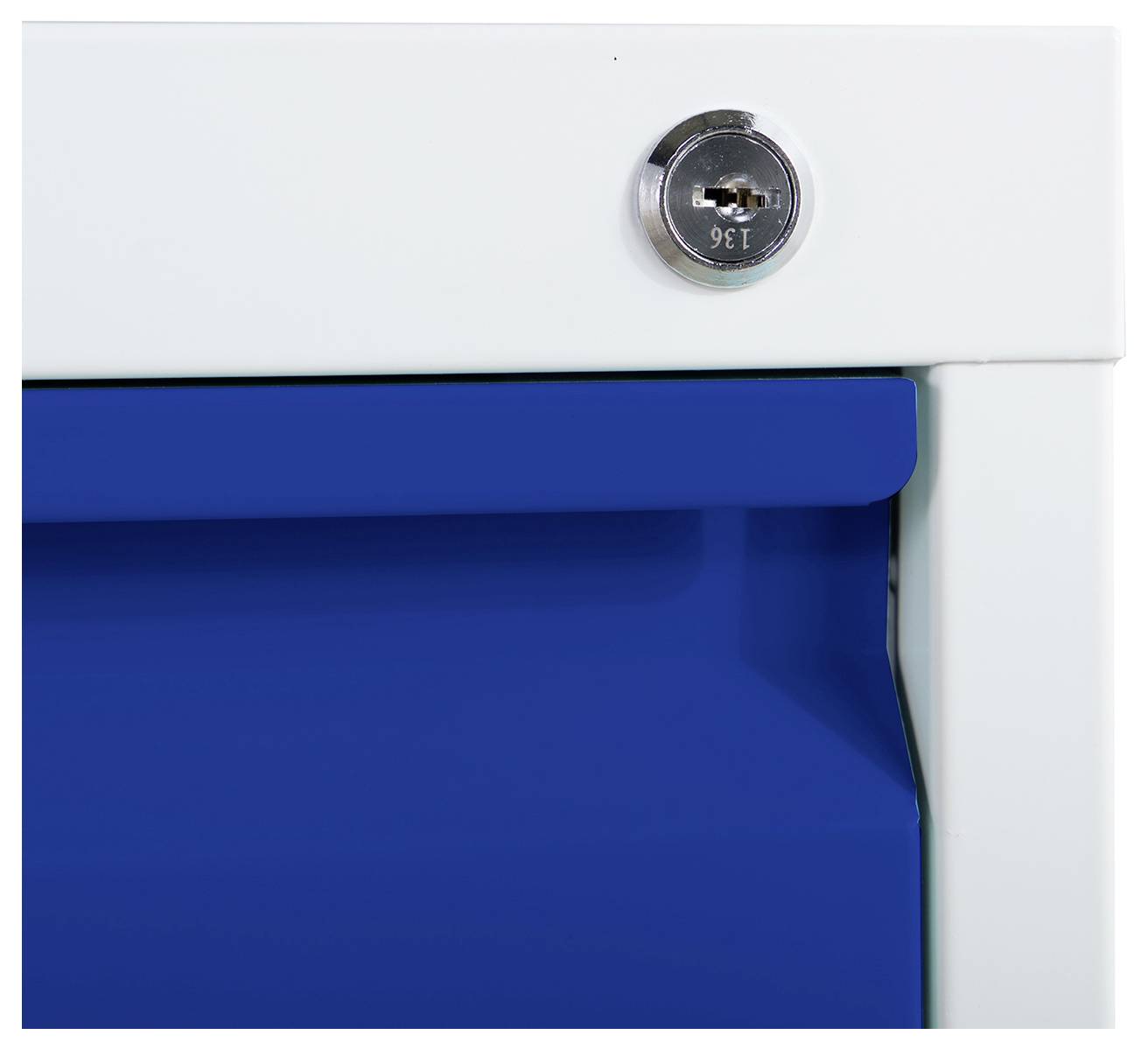 Nahaufnahme eines weißen Schranks oder Schließfachs mit einem runden Schlüsselloch über einer blauen Tür oder einem blauen Paneel.