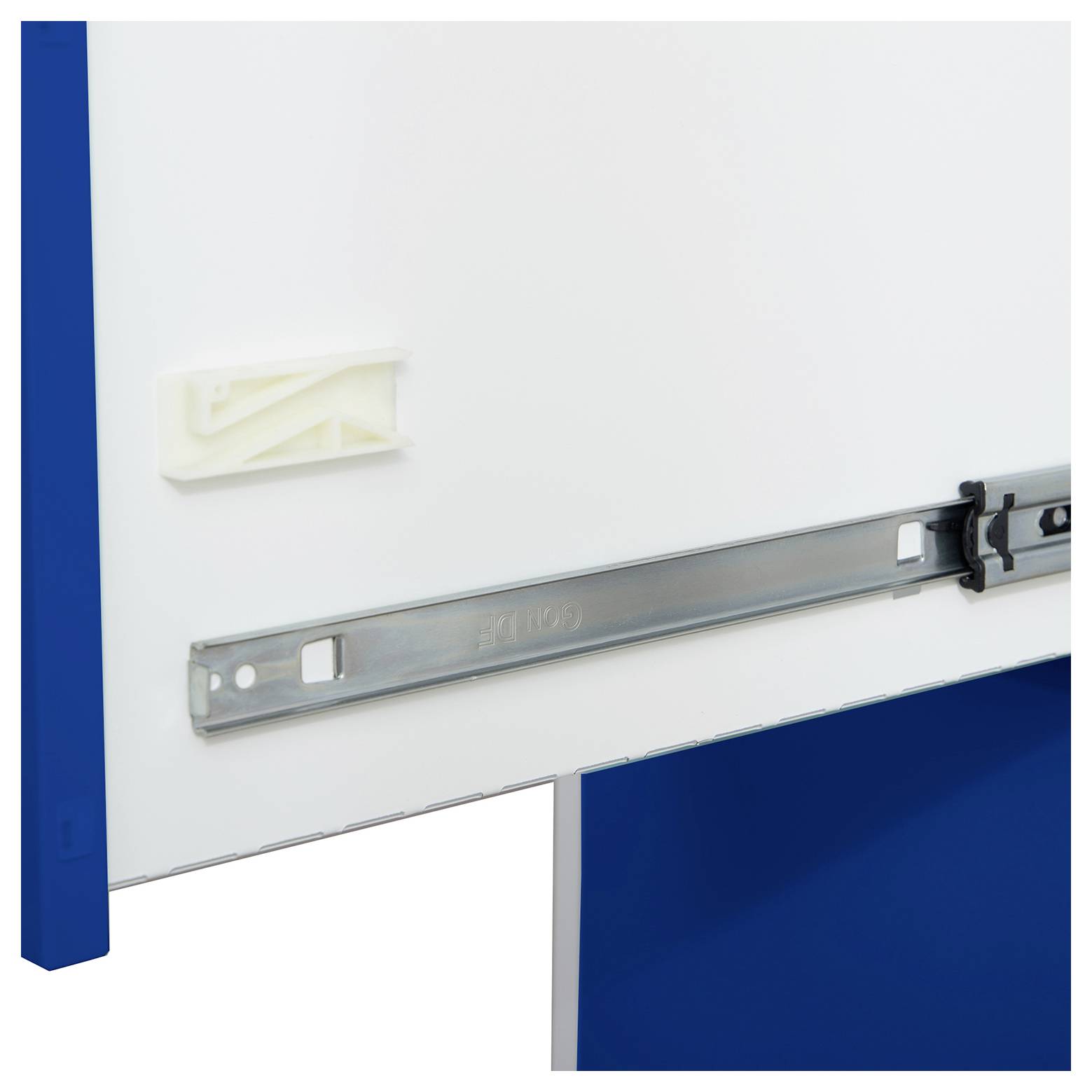 Nahaufnahme einer unter einem weißen Panel mit blauen Seitenkanten montierten Schubladenschiene, die die Hardware-Schiene und die Halterung zeigt.