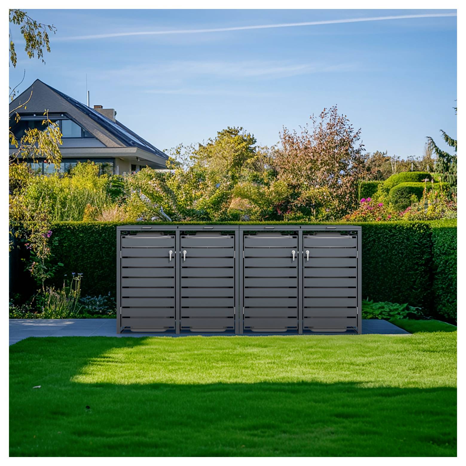 Viertüriger grauer Außenlagerungsschrank auf einem Rasen, vor einer Hecke mit einem Haus und Bäumen im Hintergrund.