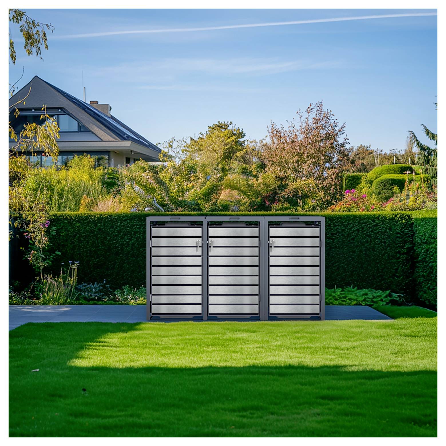 Dreiteiliger grauer Außenlagerungsschrank steht auf einem grünen Rasen in einem angelegten Garten, mit einem Haus und Bäumen im Hintergrund.