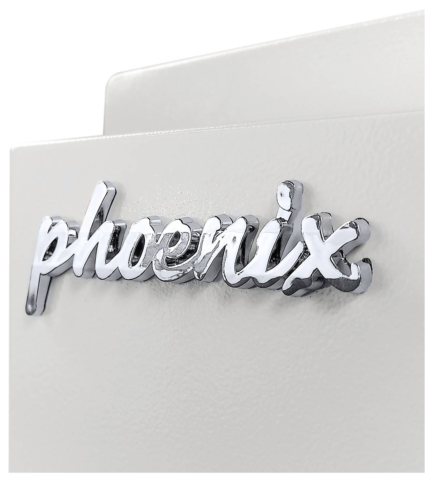 Nahaufnahme einer weißen Oberfläche mit einem glänzenden verchromten Schriftzug-Logo mit der Aufschrift „phoenix