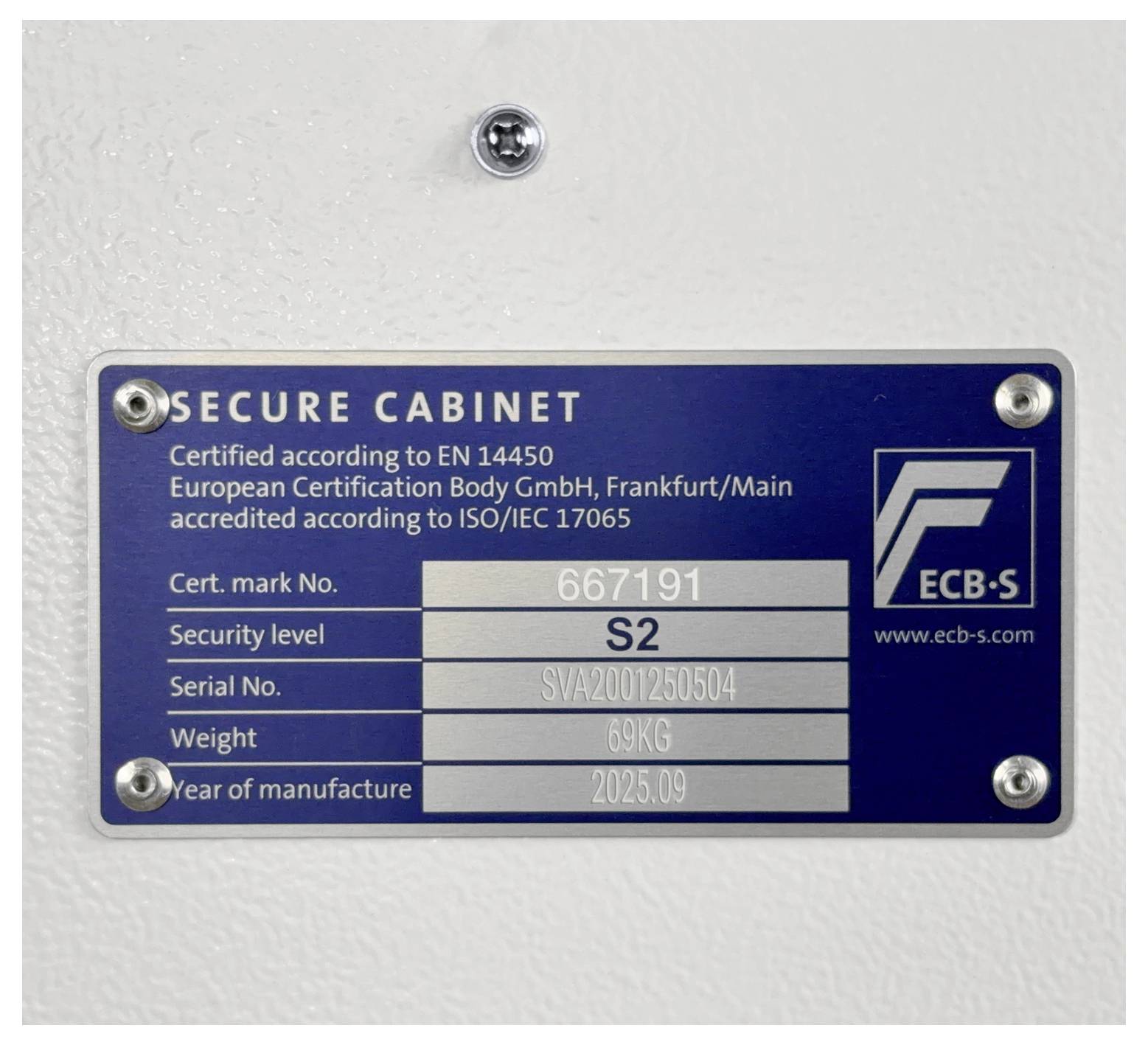 Metallzertifizierungsplakette auf einem Sicherheitsschrank mit der Aufschrift „SECURE CABINET