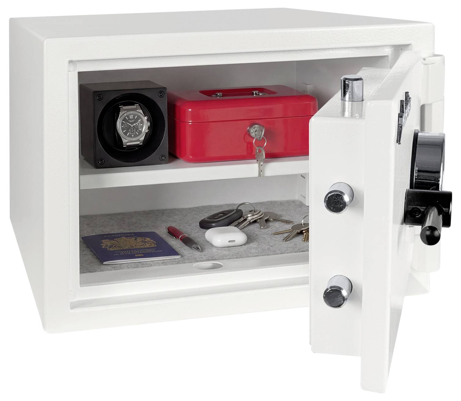 Offener weißer Safe, der eine Uhrenwickelmaschine, eine rote Lockbox und ein Regal mit Schlüsseln, Pass und Ohrhörer zeigt; die Tür ist offen.