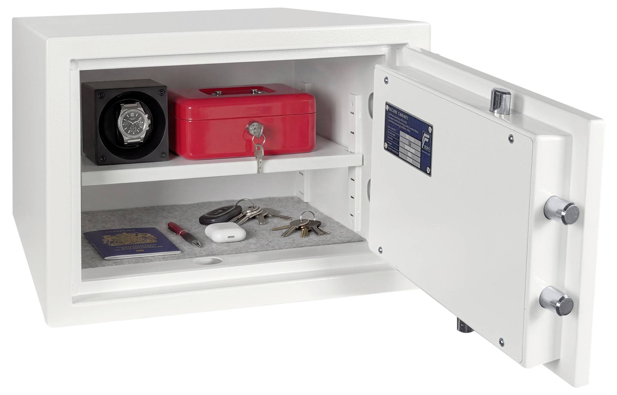 Offener weißer Safe mit einer Uhrenbox, roter Lockbox, Dokumenten, Schlüsseln und kleinen Gegenständen auf zwei Regalen im Inneren gelagert.