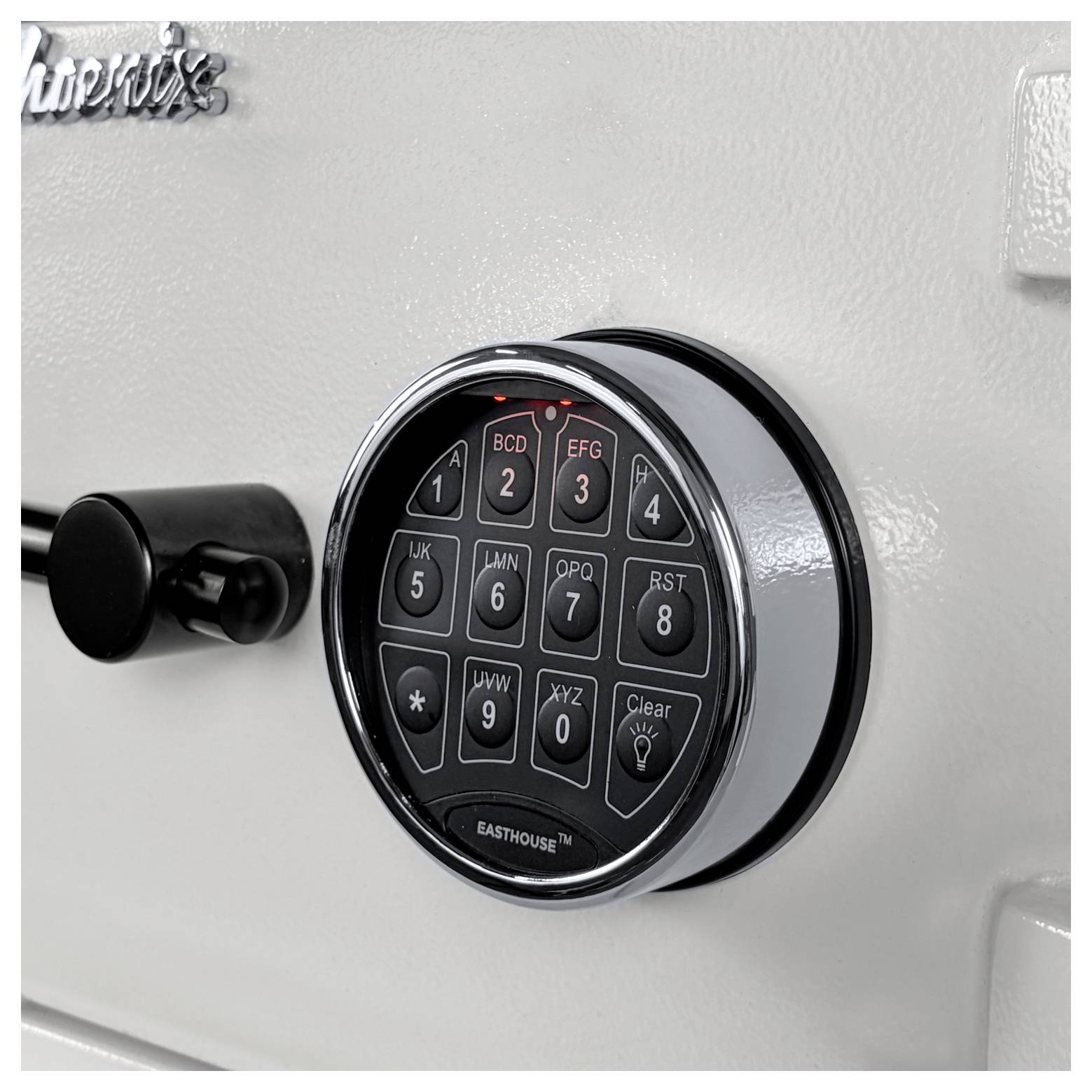 Nahaufnahme eines digitalen Safes Zahlenkombinations-Schlosses mit beleuchteten Tasten an einer grauen Safetür, die den Griff und den Markennamen 