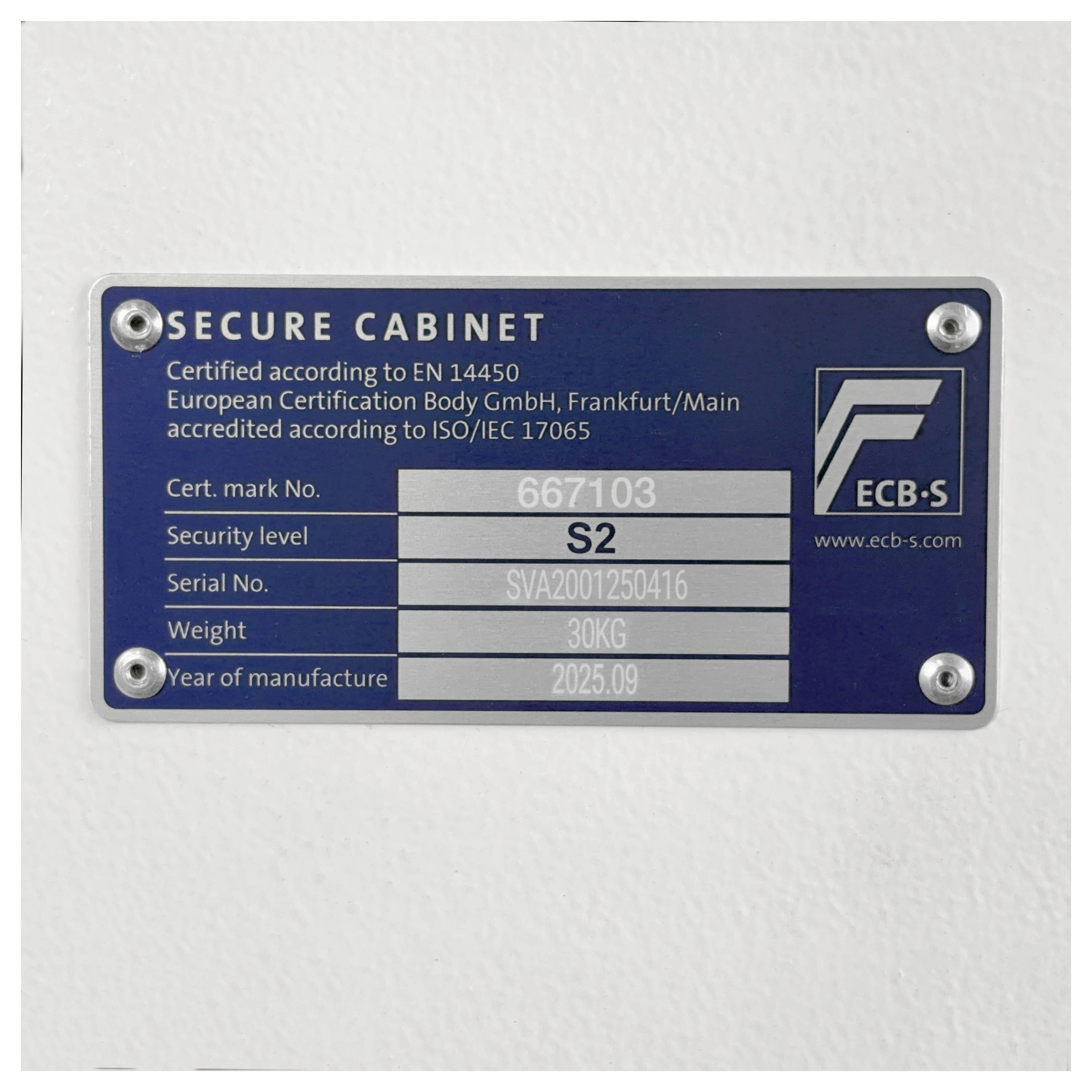 Blaues Metallzertifizierungsschild auf einem sicheren Schrank mit ECB-S-Markierung und Details: Zert.-Nr. 667103, Sicherheitsstufe S2, Seriennummer SVA2001250416, Gewicht 30 kg, Jahr 2025.09.