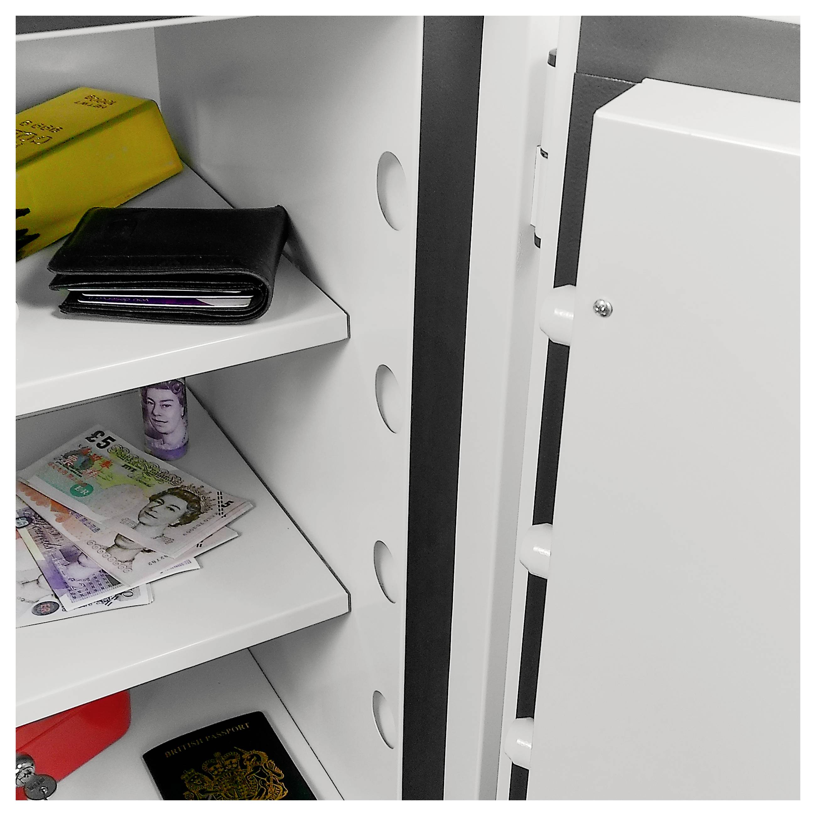 Offener Safe mit Regalen, die eine schwarze Geldbörse, eine gelbe Schachtel, Bargeld und einen Pass halten, was auf gelagerte Wertsachen und Dokumente hindeutet.