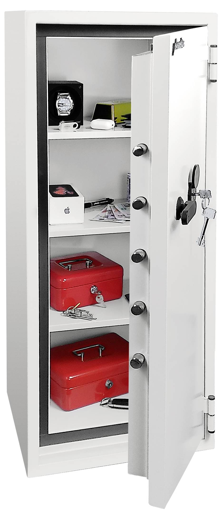 Offener weißer Safe mit einer Tastatur und Schlüsseln, die an der Tür hängen, zeigt Regale im Inneren mit einer Uhrenbox, Papieren und zwei roten Lockboxen.