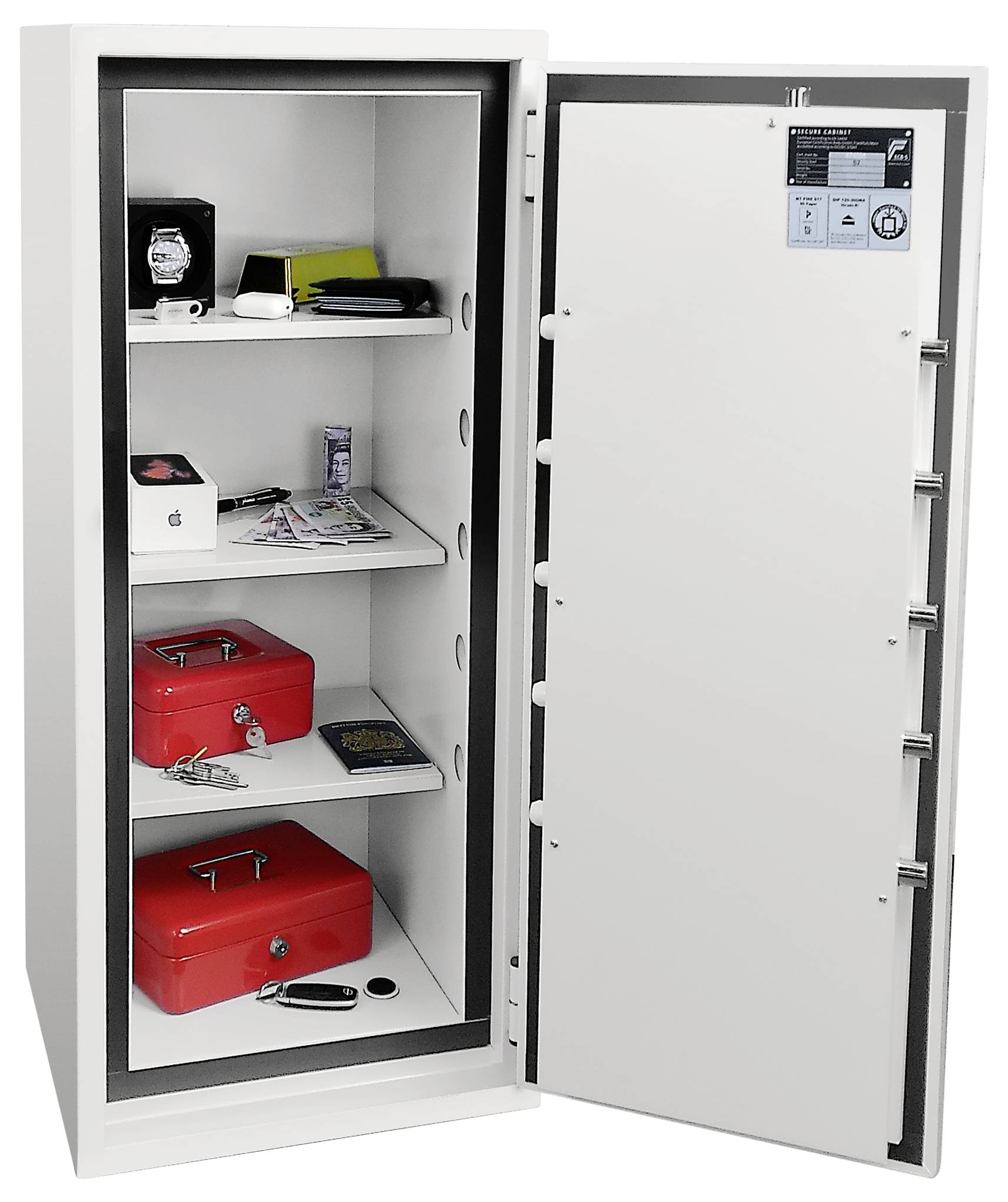 Öffnen Sie den Sicherheitstresor mit Regalen, die Uhren, Papiere, Bargeld und rote Lockboxen enthalten; die Tür hat ein Kombinationsschloss und ein Schlüsselpanel.