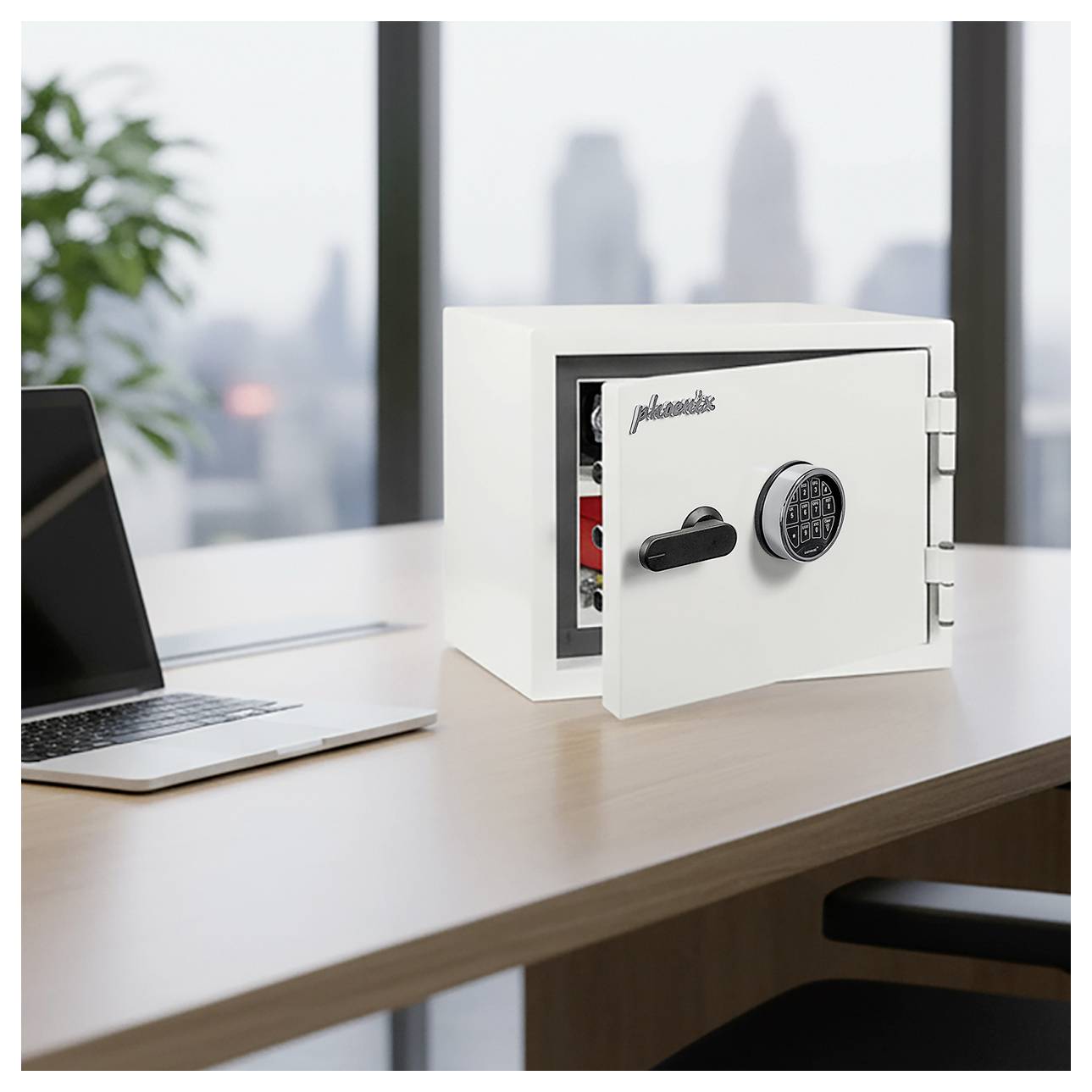 Offener weißer Bürotresor mit Tastenfeld auf einem Schreibtisch neben einem Laptop, was auf sichere Lagerung von Wertsachen oder Dokumenten hindeutet.