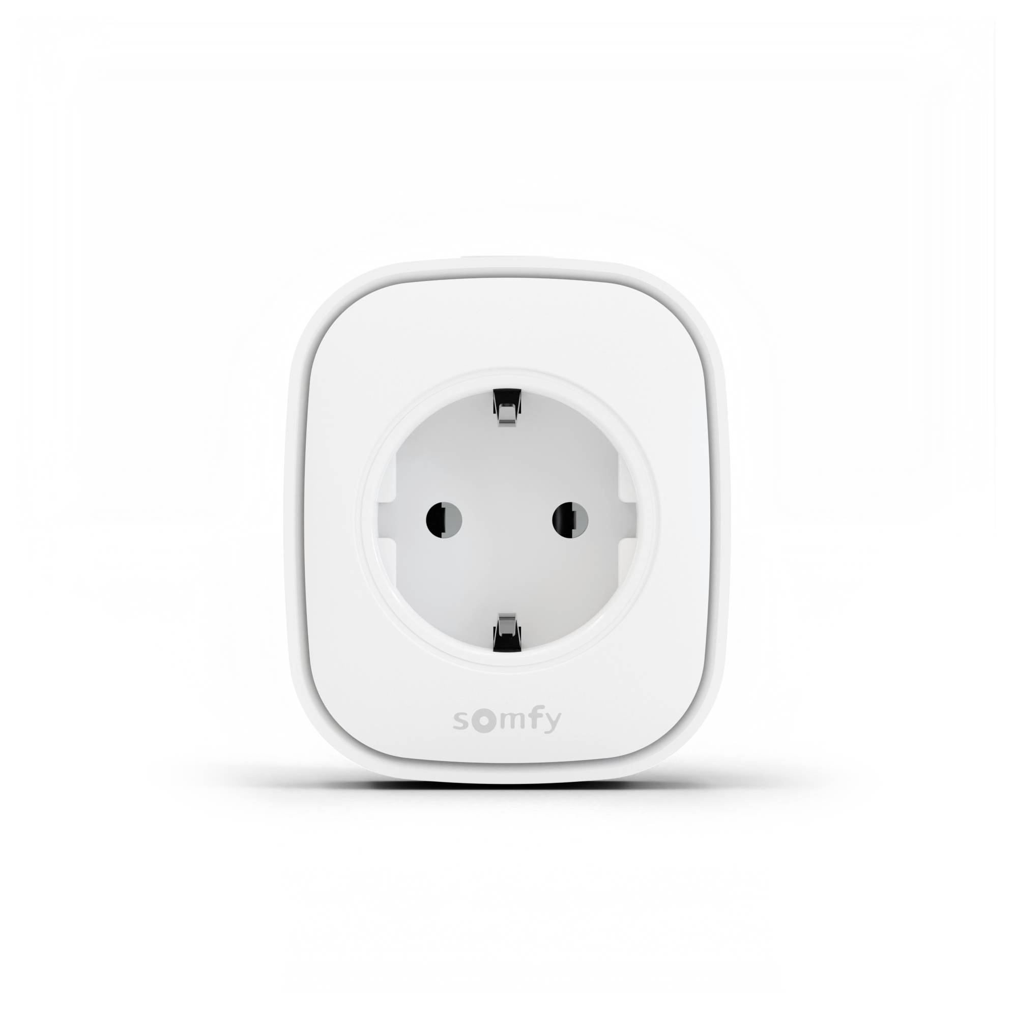 Weißer Somfy-Smartplug-Adapter mit rundem europäischem Stecker, frontal auf weißem Hintergrund abgebildet.