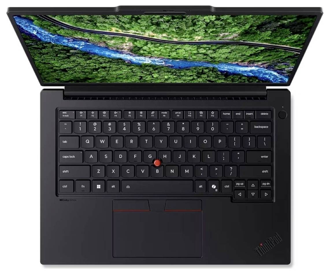 Offener schwarzer Laptop mit hochauflösendem Display, das eine Luftaufnahme einer Flusslandschaft und Waldszene zeigt, zentriert auf Tastatur und Touchpad.
