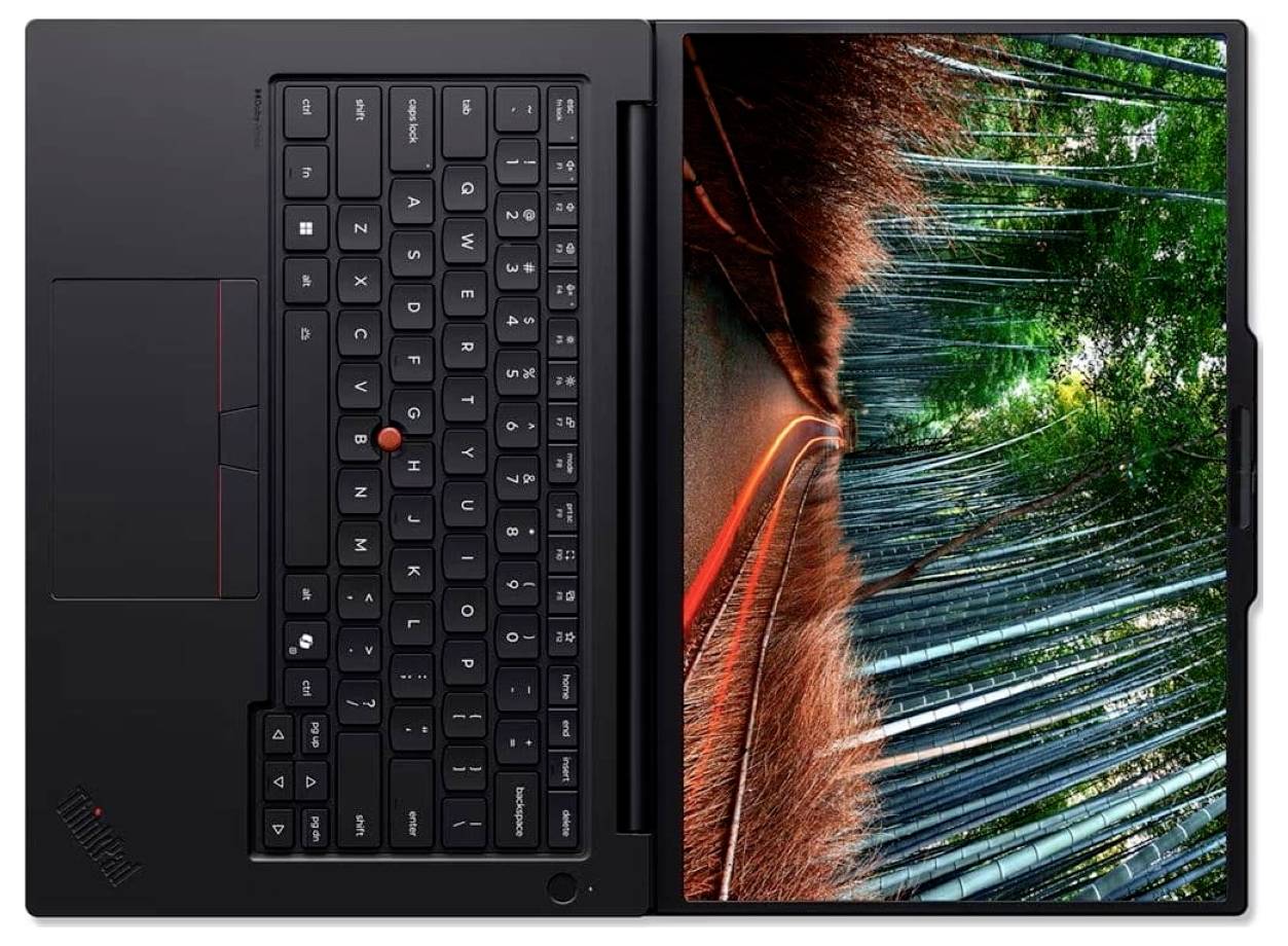 Laptop mit Tastatur auf der linken Seite und einem großen Display auf der rechten Seite, das eine farbenfrohe abstrakte Naturszene mit grünem Licht durch hohe Bäume zeigt.