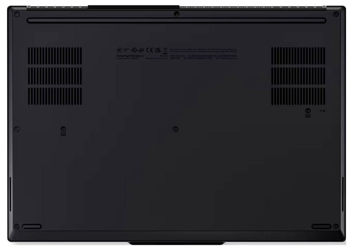 Unteransicht eines geschlossenen schwarzen Laptops mit Lüftungsgittern, Gumminoppen, Schrauben und zenzierten behördlichen Etiketten.