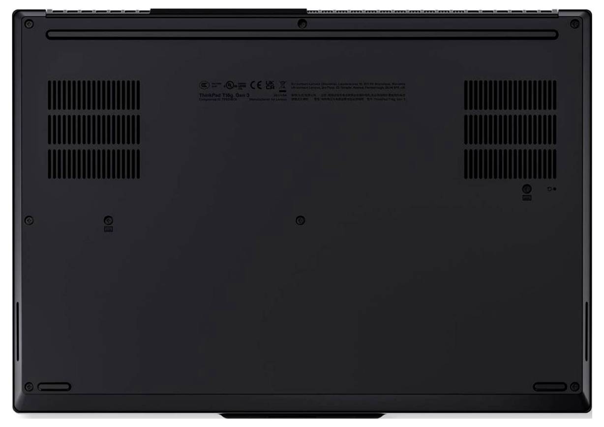 Unteransicht eines schwarzen Laptops mit Belüftungsgittern, Gummifüßen, Schrauben und einem zentrierten hinteren Scharnier.