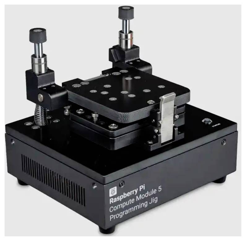 Raspberry Pi Compute Module 5 Programmier-Vorrichtung mit verstellbaren Spannvorrichtungen und einer perforierten Montageplatte auf einer schwarzen Grundplatte.
