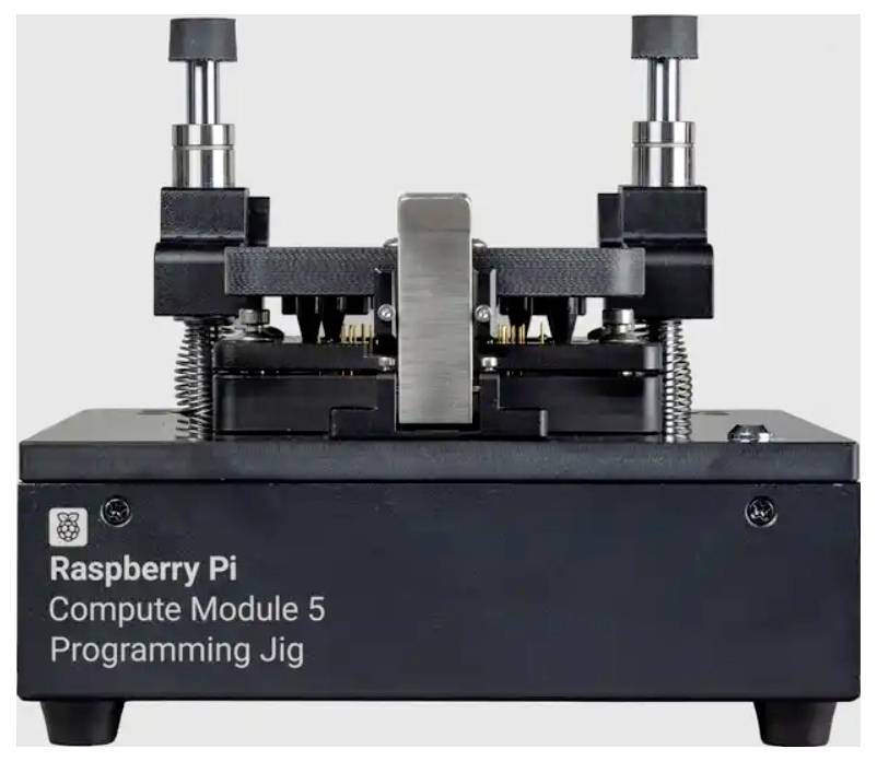 Raspberry Pi Compute Module 5 Programmier-Vorrichtung mit Klemmenmechanismus und beschrifteter Frontplatte zum Programmieren des Moduls.