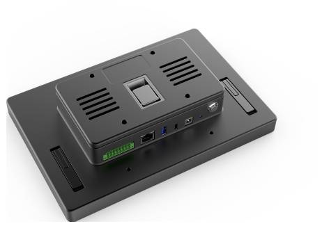 Schwarzes elektronisches Gerät von unten betrachtet, das Montagebasis, Lüftungsschlitze, Schalter und seitliche Anschlüsse/Stecker zeigt.
