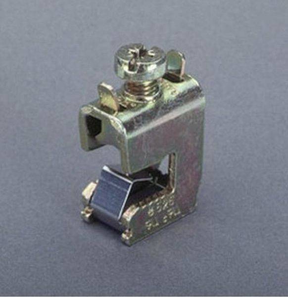 Kleine Metallklemme für elektrische Anschlüsse mit Schraube und Federkontakt, isoliert auf grauem Hintergrund dargestellt.