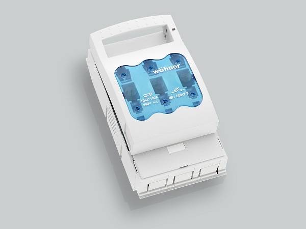 Weiße Wöhner Elektroschutzschalter mit blauem Fenster, dargestellt in angewinkelter Produktansicht auf grauem Hintergrund.